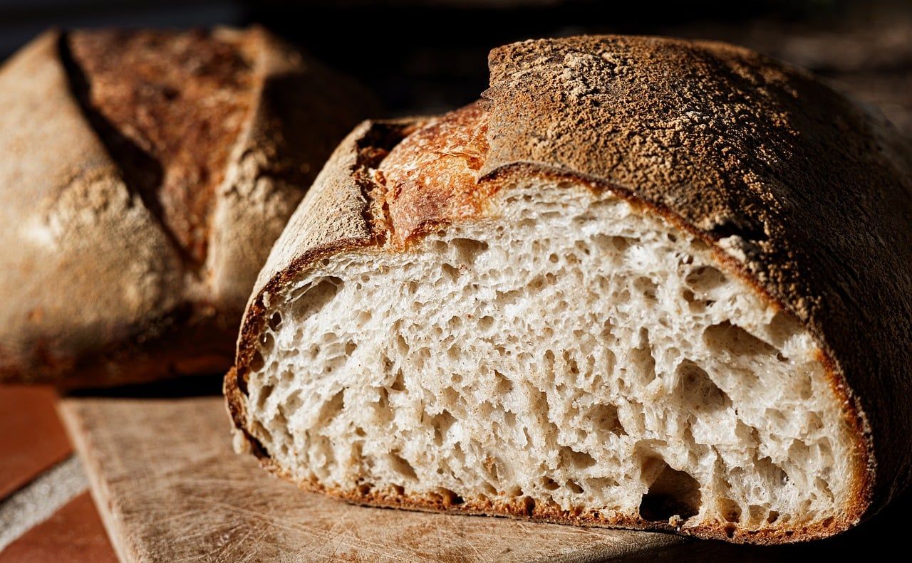 Frisches Sauerteigbrot mit charakteristischen Poren