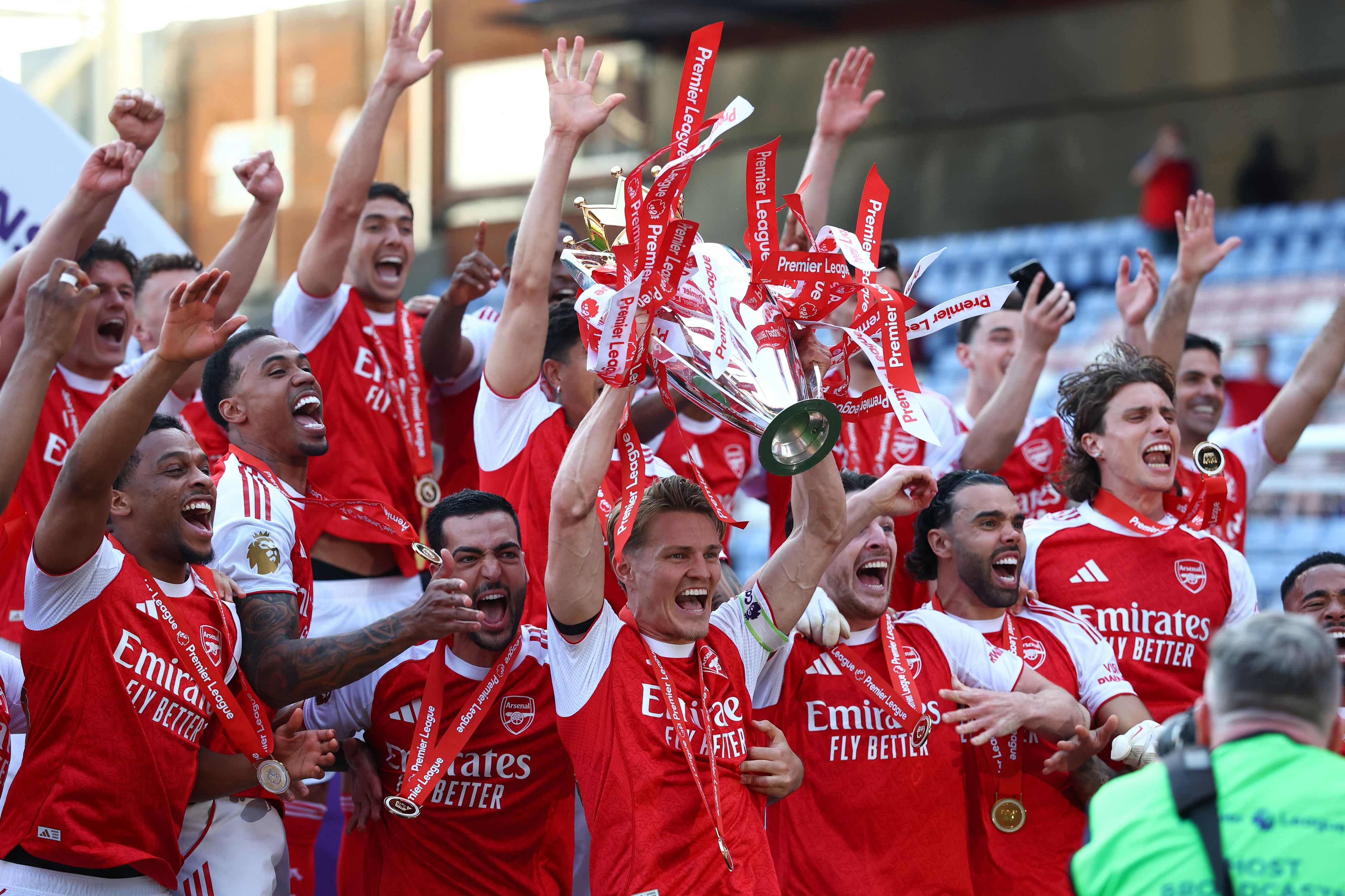 Arsenal's <strong>Martin Odegaard</strong> hebt den Meisterpokal in die Höhe – 22 Jahre mussten die Londoner auf den Titel warten.