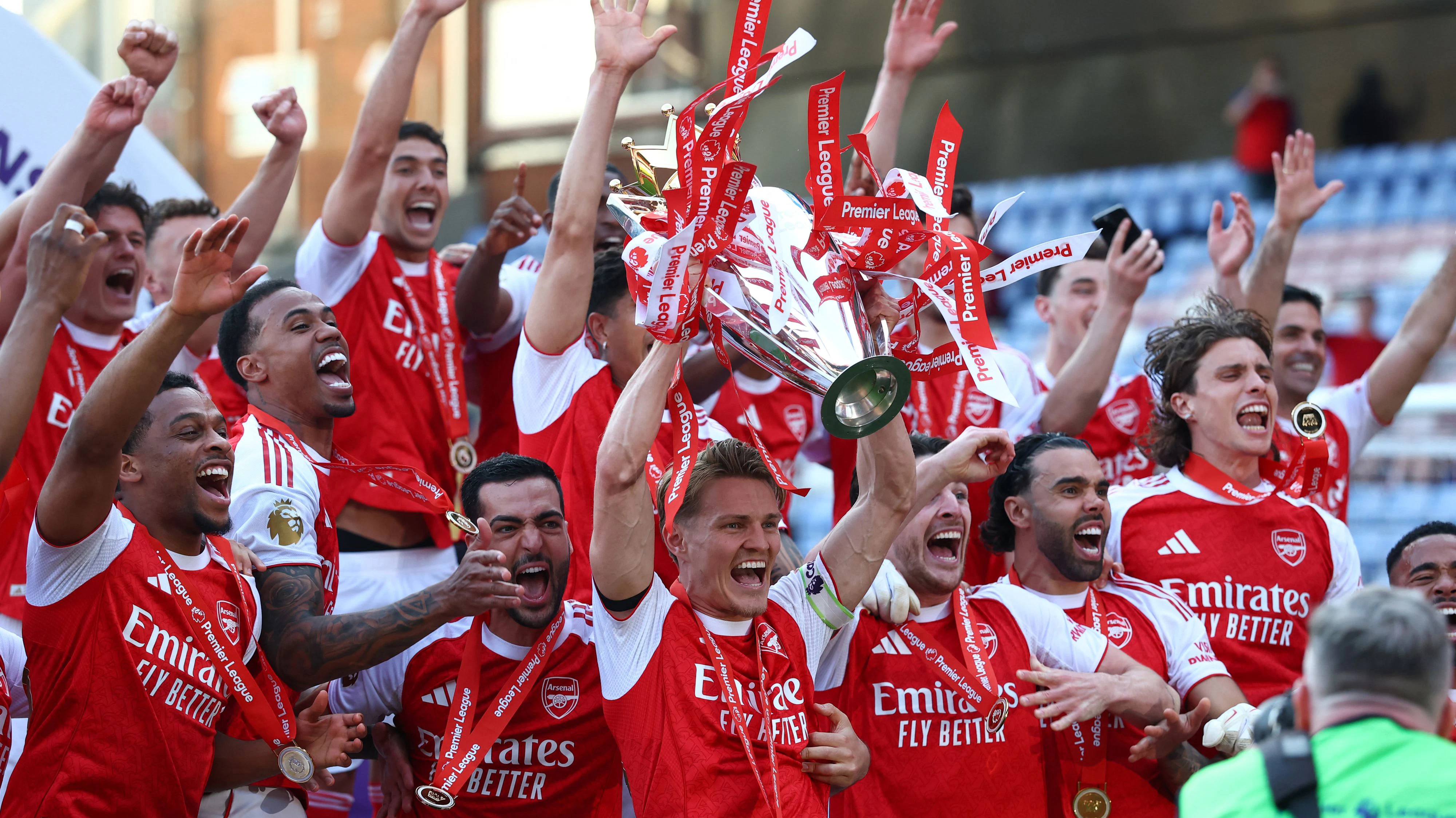 Soccer Football - Premier League - Crystal Palace v Arsenal - Selhurst Park, London, Britain - May 24, 2026 Arsenal's Martin Odegaard lifts the trophy as he celebrates with teammates after winning the Premier League Action Images via Reuters/Matthew Childs EDITORIAL USE ONLY. NO USE WITH UNAUTHORIZED AUDIO, VIDEO, DATA, FIXTURE LISTS, CLUB/LEAGUE LOGOS OR 'LIVE' SERVICES. ONLINE IN-MATCH USE LIMITED TO 120 IMAGES, NO VIDEO EMULATION. NO USE IN BETTING, GAMES OR SINGLE CLUB/LEAGUE/PLAYER PUBLICATIONS. PLEASE CONTACT YOUR ACCOUNT REPRESENTATIVE FOR FURTHER DETAILS..