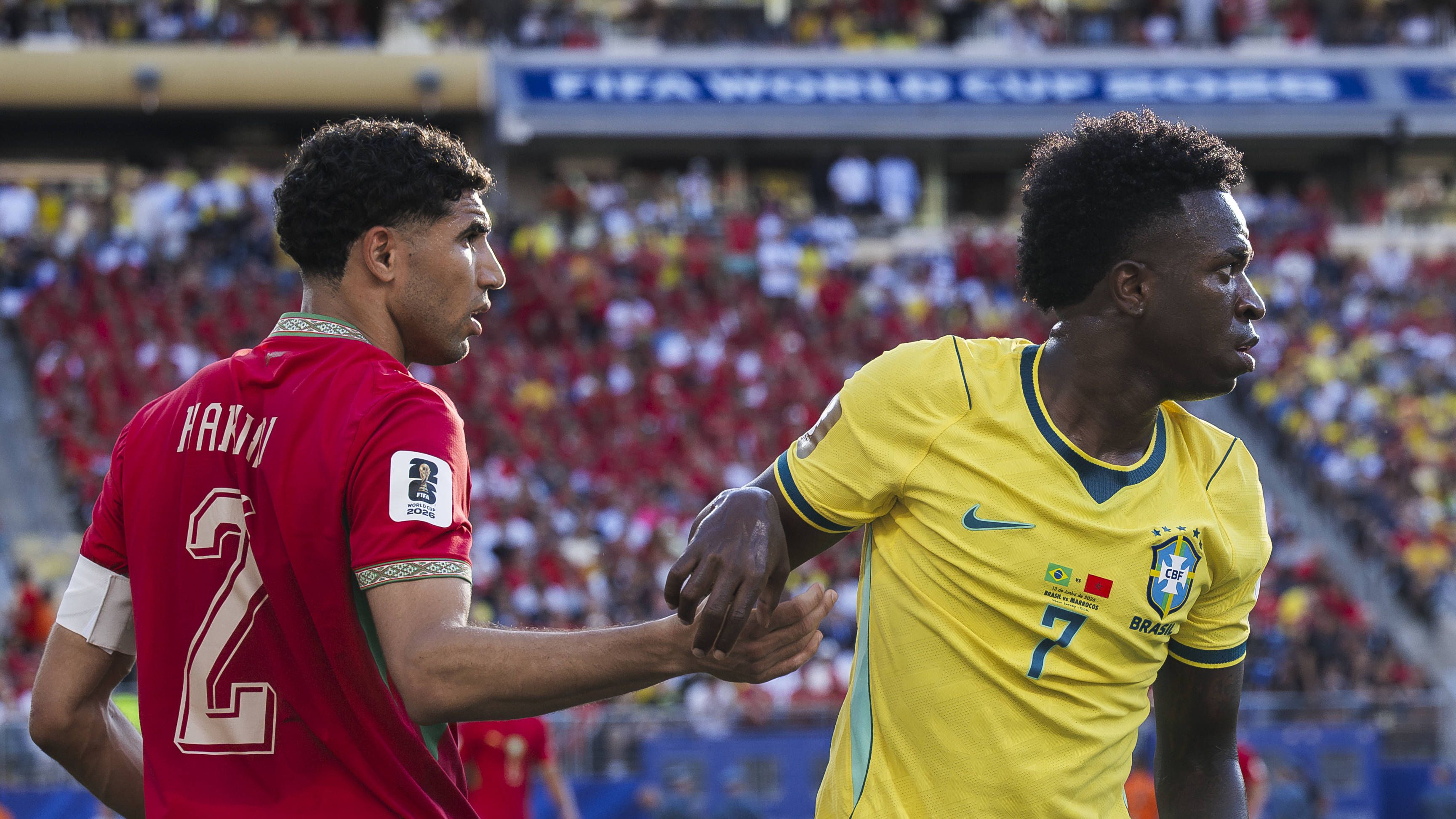 Achraf Hakimi und Vinicius Junior im Duell. 