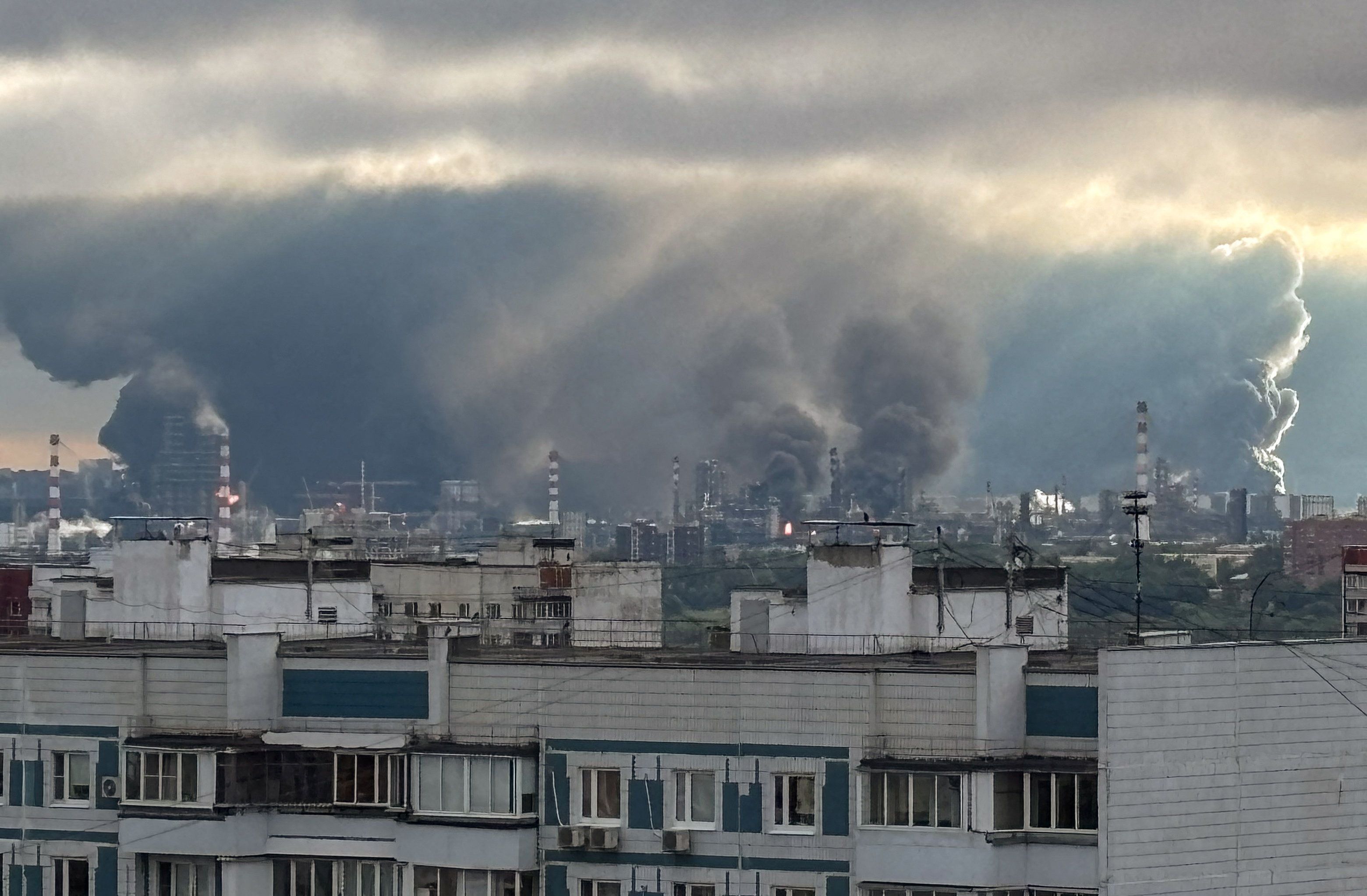 Nach Brand der getroffenen Ölraffinerie nun schwarzer Regen in Moskau