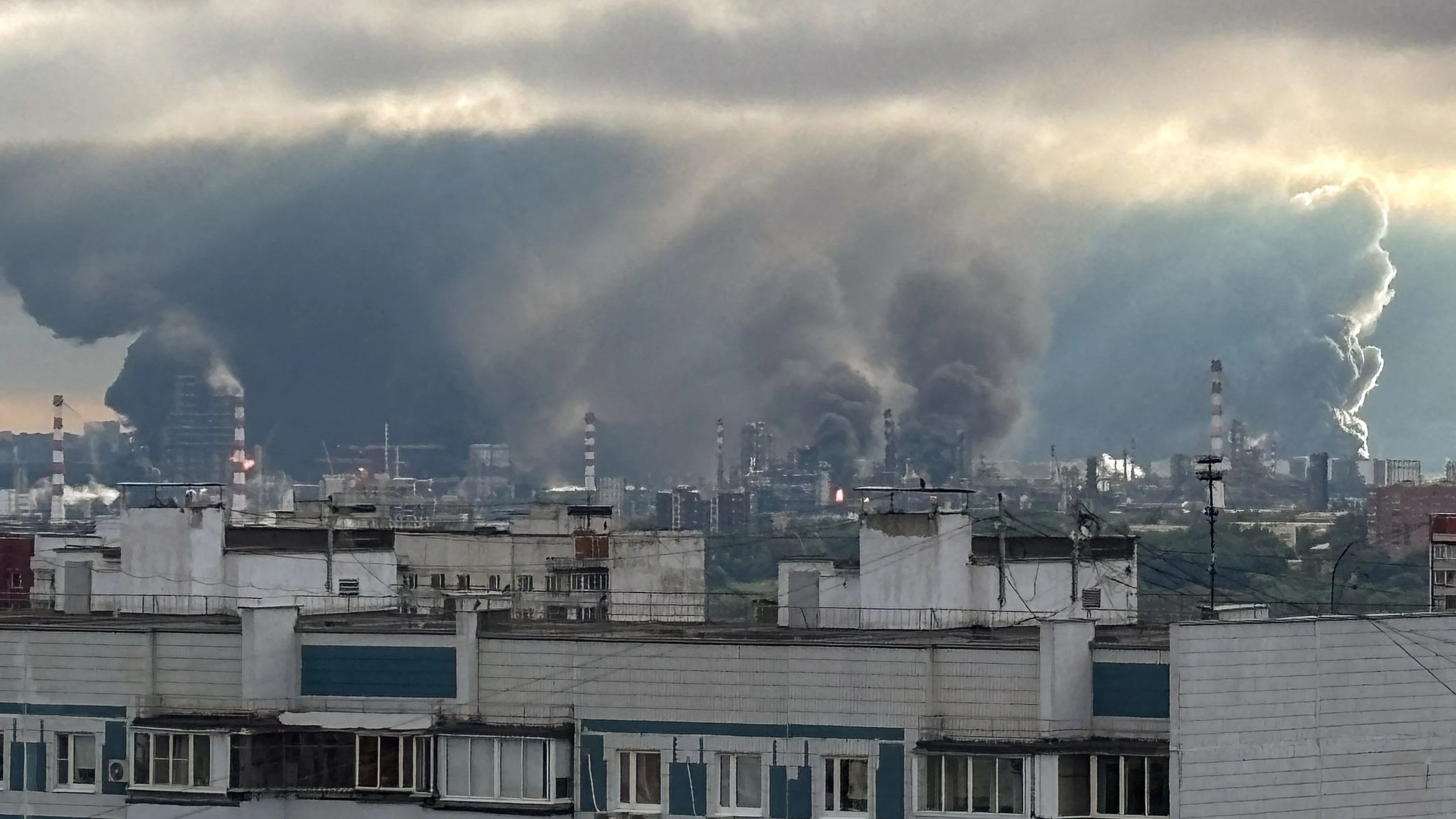 Thick plumes of smoke with flames rise from an oil refinery following what the authorities say is a Ukrainian drone strike in the course of Russia-Ukraine conflict, in Moscow, Russia, June 18, 2026, in this picture obtained from social media. SOCIAL MEDIA/via REUTERS  THIS IMAGE HAS BEEN SUPPLIED BY A THIRD PARTY.