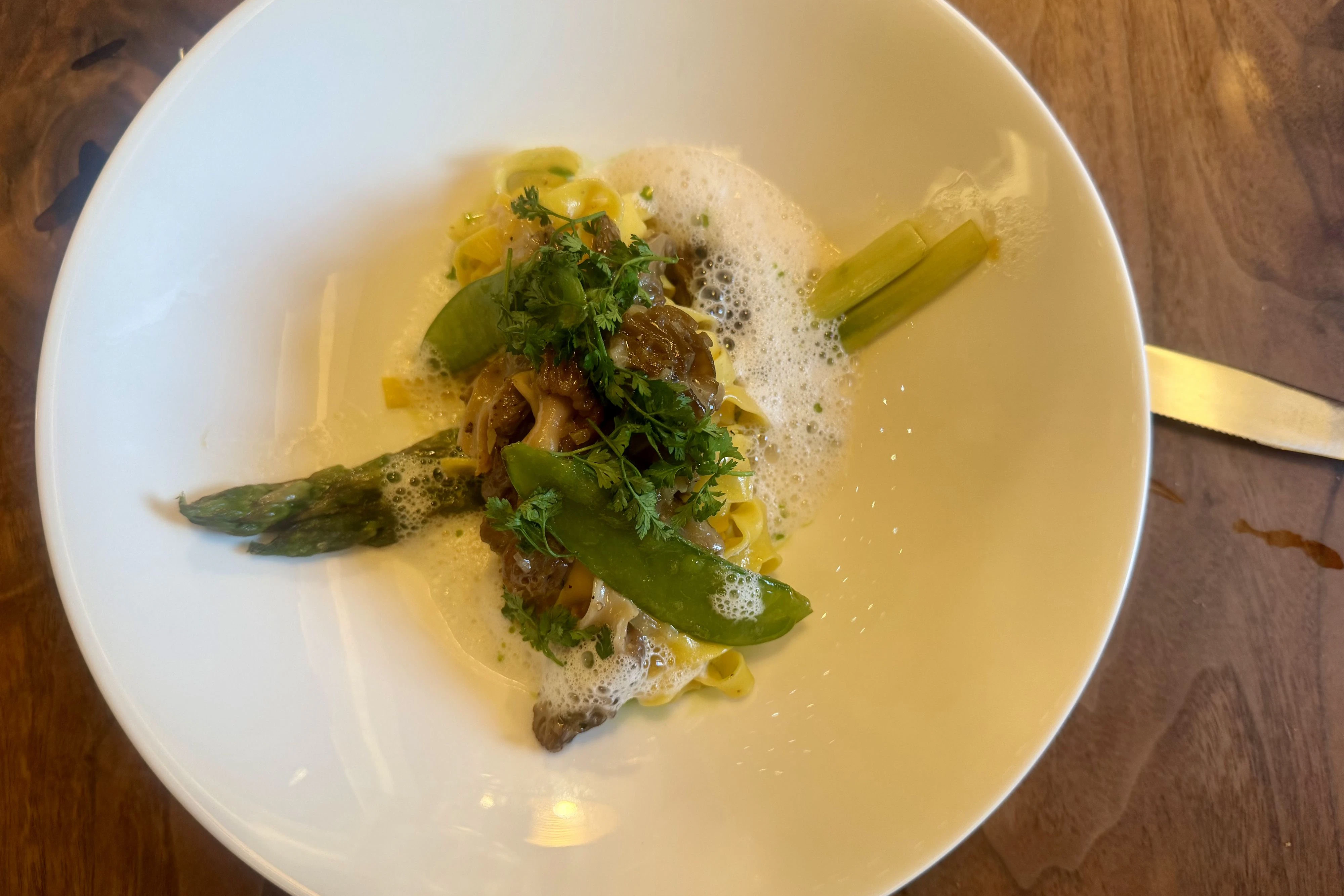 Hausgemachte Fettuchine | grüner Spargel | frische heimische Morcheln
