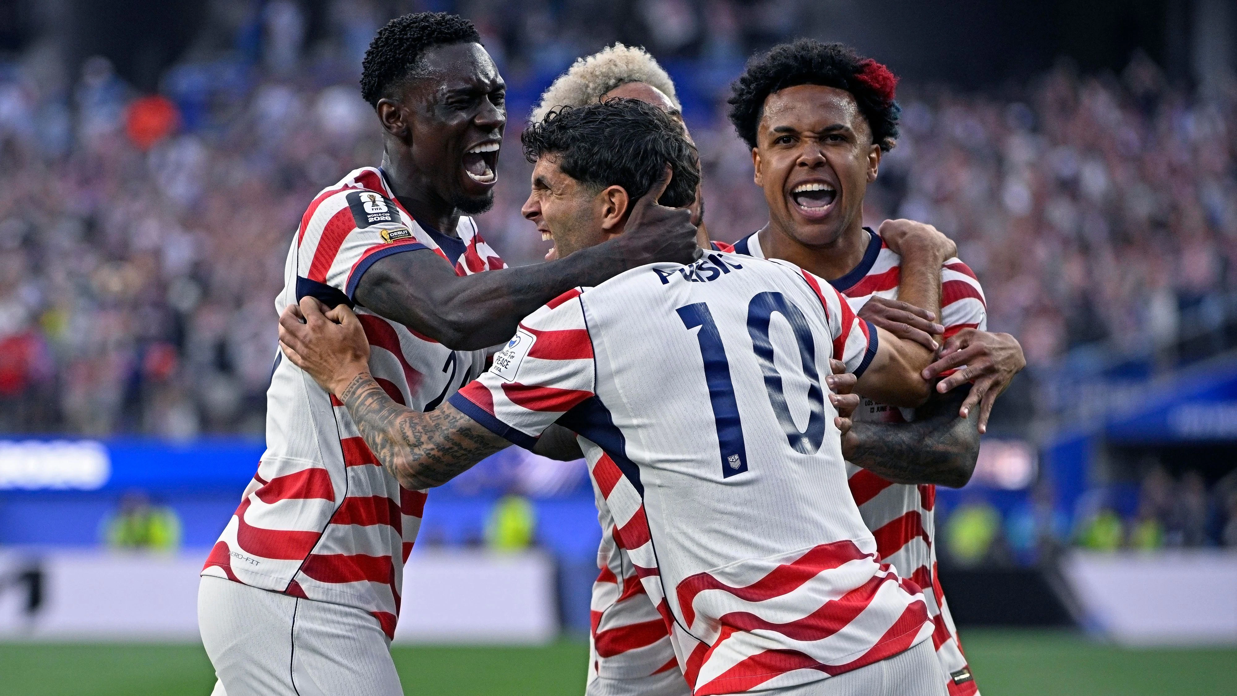 LOS ANGELES,CALIFORNIA,USA,12.JUN.26 - SOCCER - FIFA World Cup 2026, USA, Mexico, Canada, group stage, USA vs Paraguay. Image shows the rejoicing of Christian Pulisic (USA) with Weston McKennie and Folarin Balogun (USA). Photo: GEPA pictures/ ZUMA Press/ Action Plus Sports/ Julian Medina - ATTENTION - COPYRIGHT FOR AUSTRIAN CLIENTS ONLY
