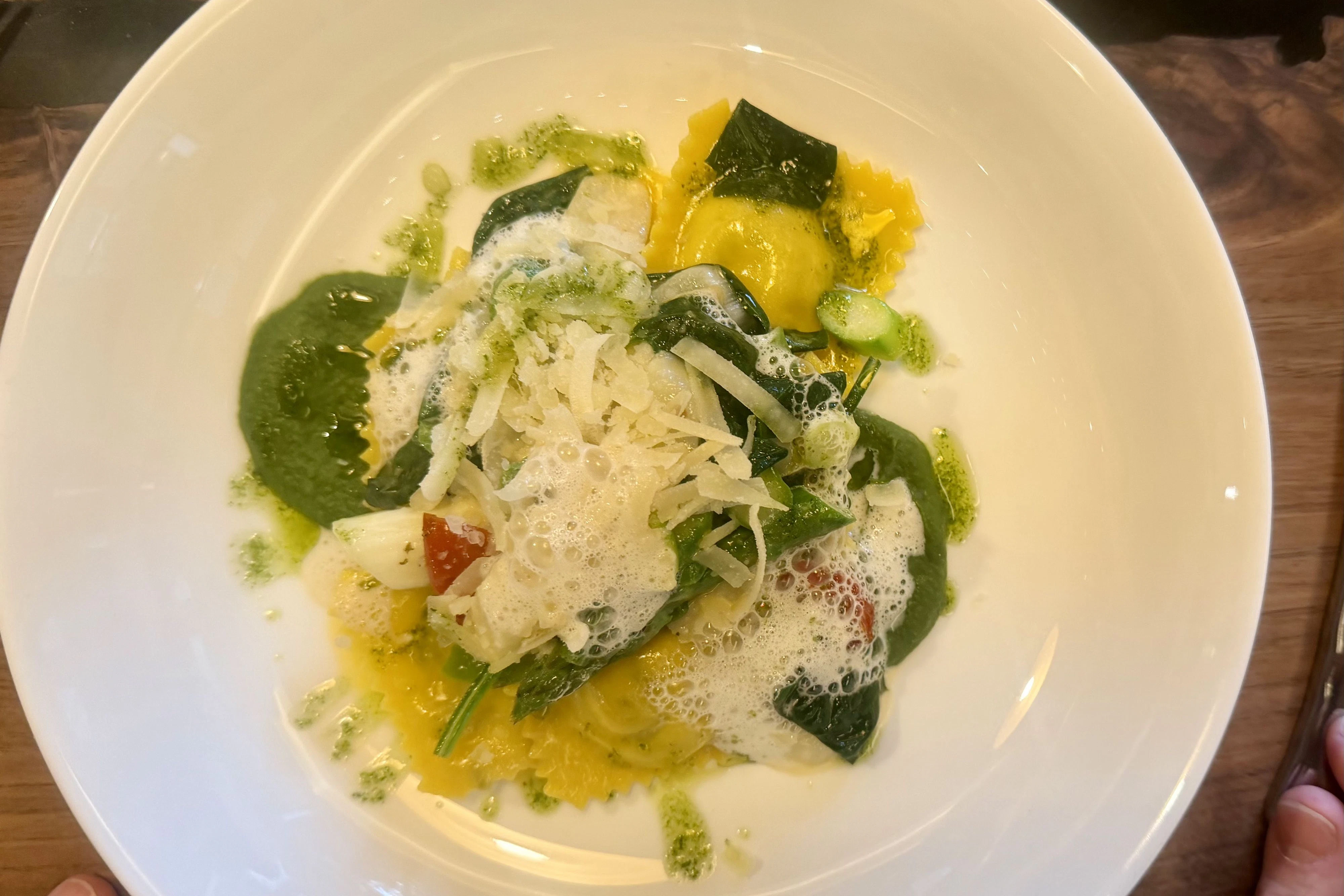 Schafskäseravioli mit Erbsencreme und Spargel: Frühling ohne Kitsch, Handwerk ohne Gepose