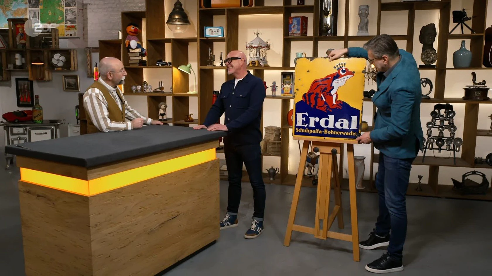 Experte Kümmel ordnete das Emailleschild der Mainzer Firma Werner & Mertz zu, die die Schuhcreme-Marke Erdal bereits 1901 eingeführt hatte.