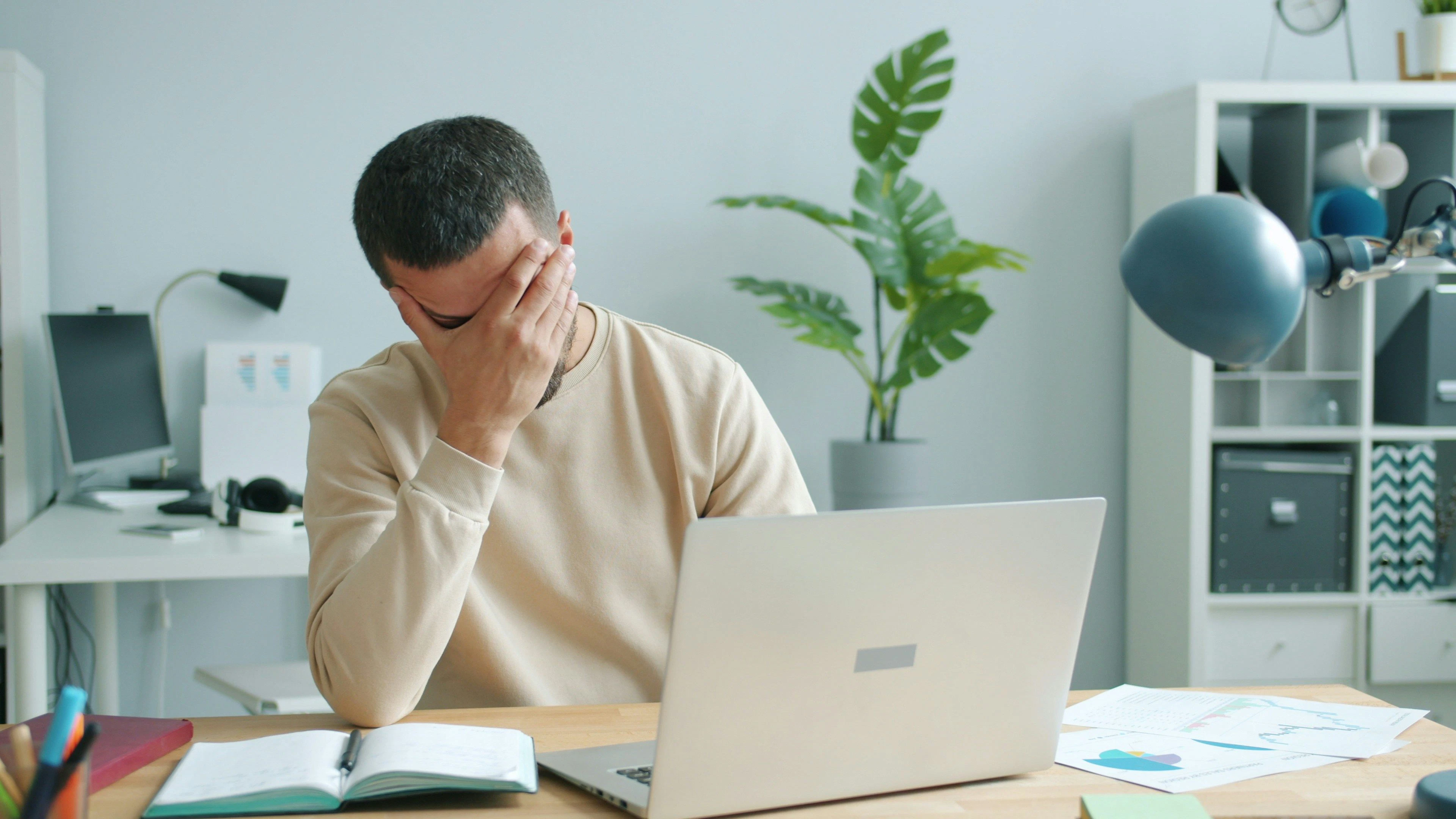 Stress bei der Arbeit kann zu gesundheitlichen Schäden führen. 