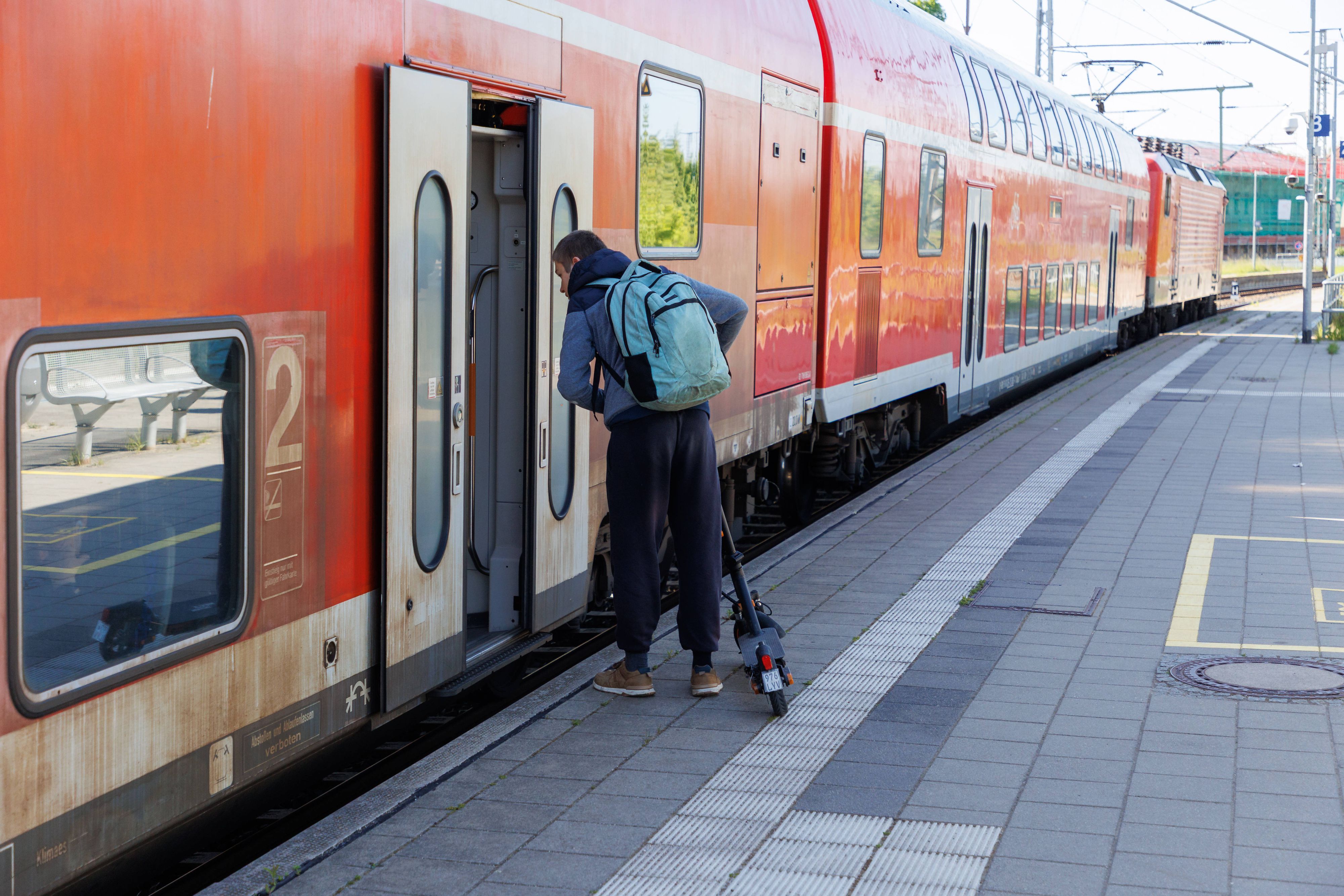 Heute.at - Blockieren Sitzplätze – Ärger über E-Scooter in Zug