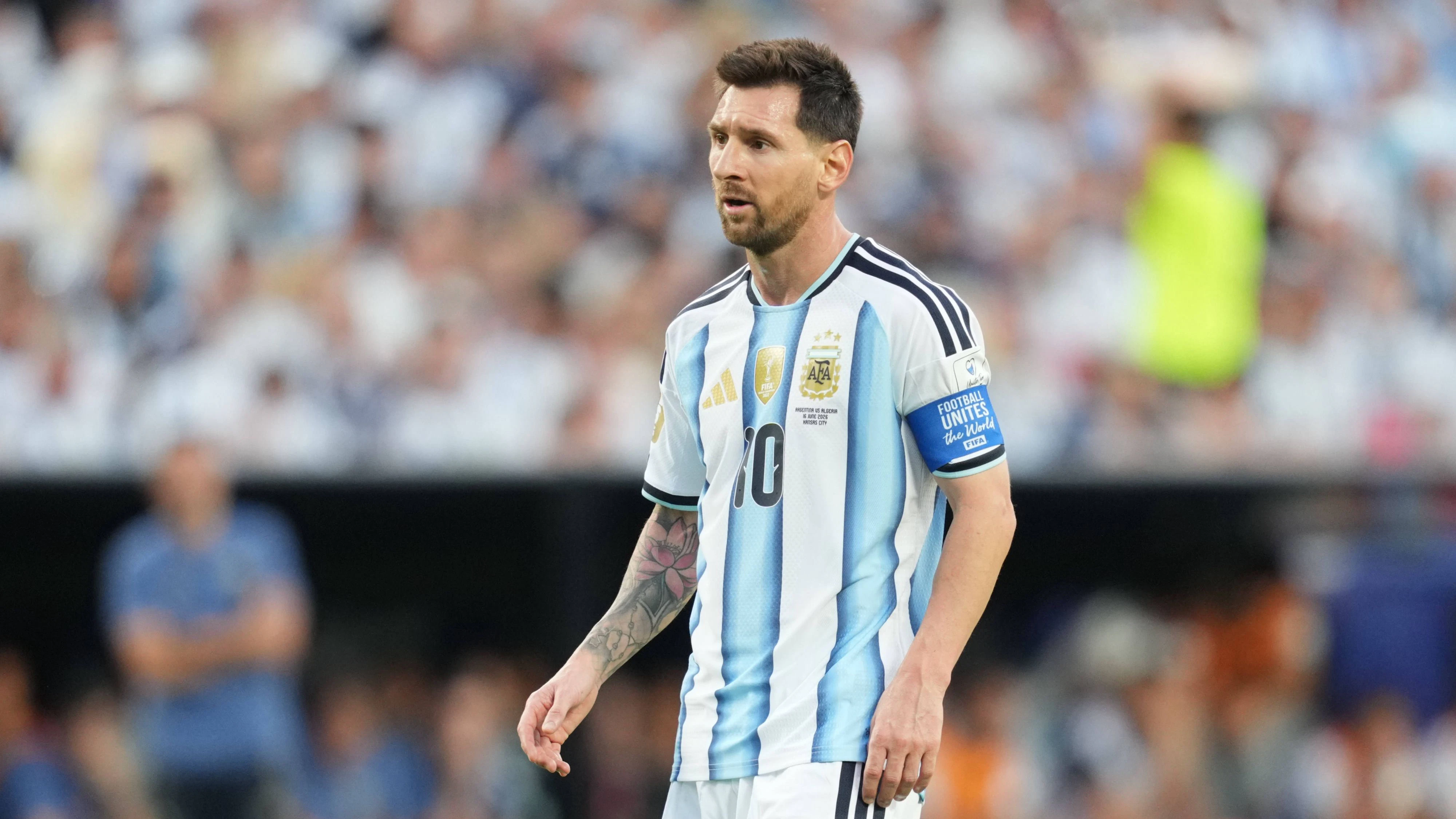 Lionel Andres Messi Argentina looks on during Argentina and Algeria, Group J FIFA World Cup, WM, Weltmeisterschaft, Fussball 2026, Kansas Stadium, Kansas, United States on June 16, 2026. Thor Wegner/DeFodi Images. Photo by DeFodi Images - *** Lionel Andres Messi of Argentina looks on during the match between Argentina and Algeria in Group J of the 2026 FIFA World Cup at Kansas Stadium in Kansas, United States, on June 16, 2026. Photo by Thor Wegner, DeFodi Images,detected_source_language