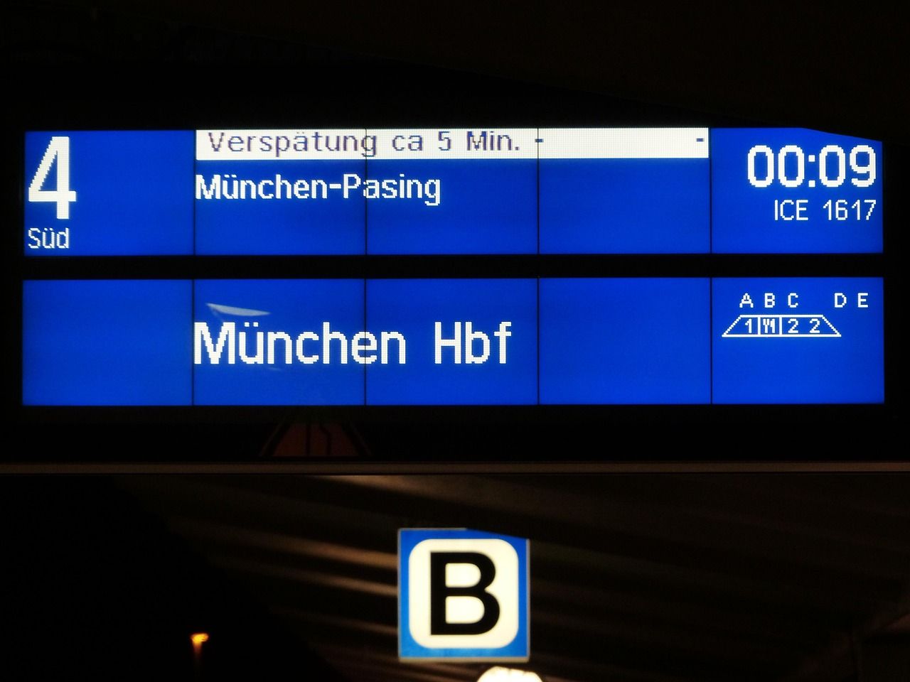 Bahnhofs-Anzeigetafel mit Abfahrtszeiten
