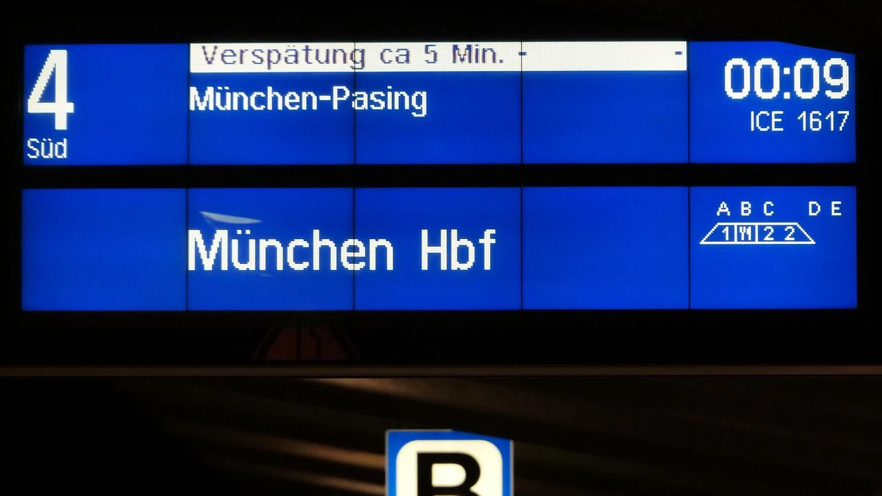 Bahnhofs-Anzeigetafel mit Abfahrtszeiten