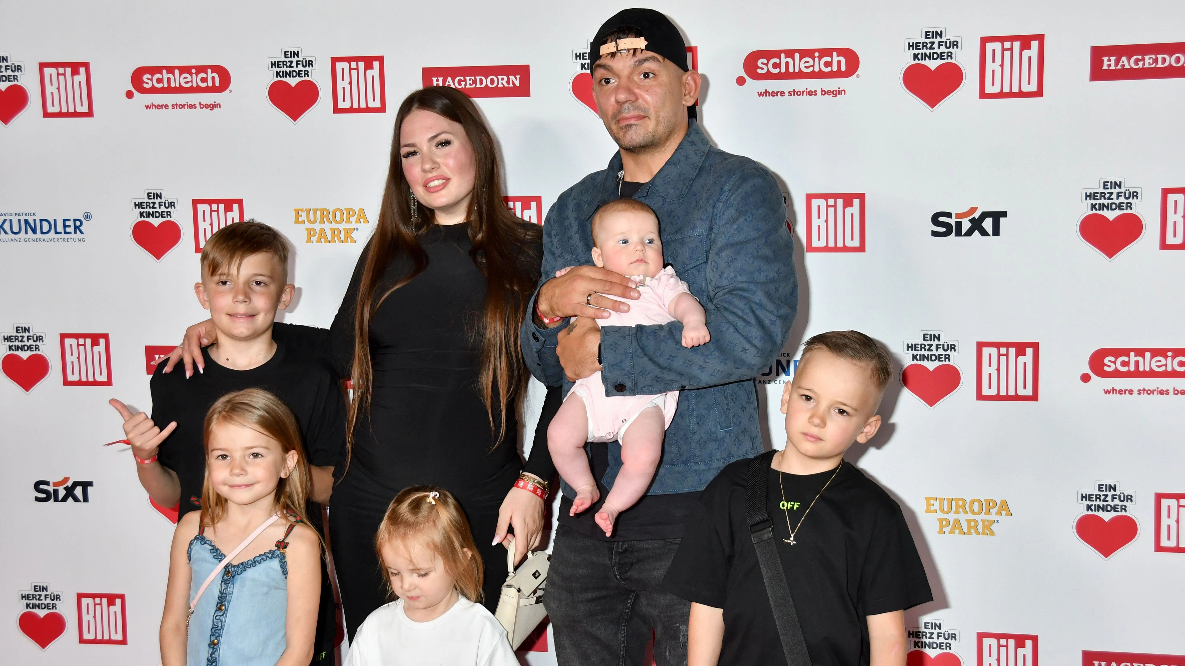 Rapper Capital Bra mit seiner Familie.