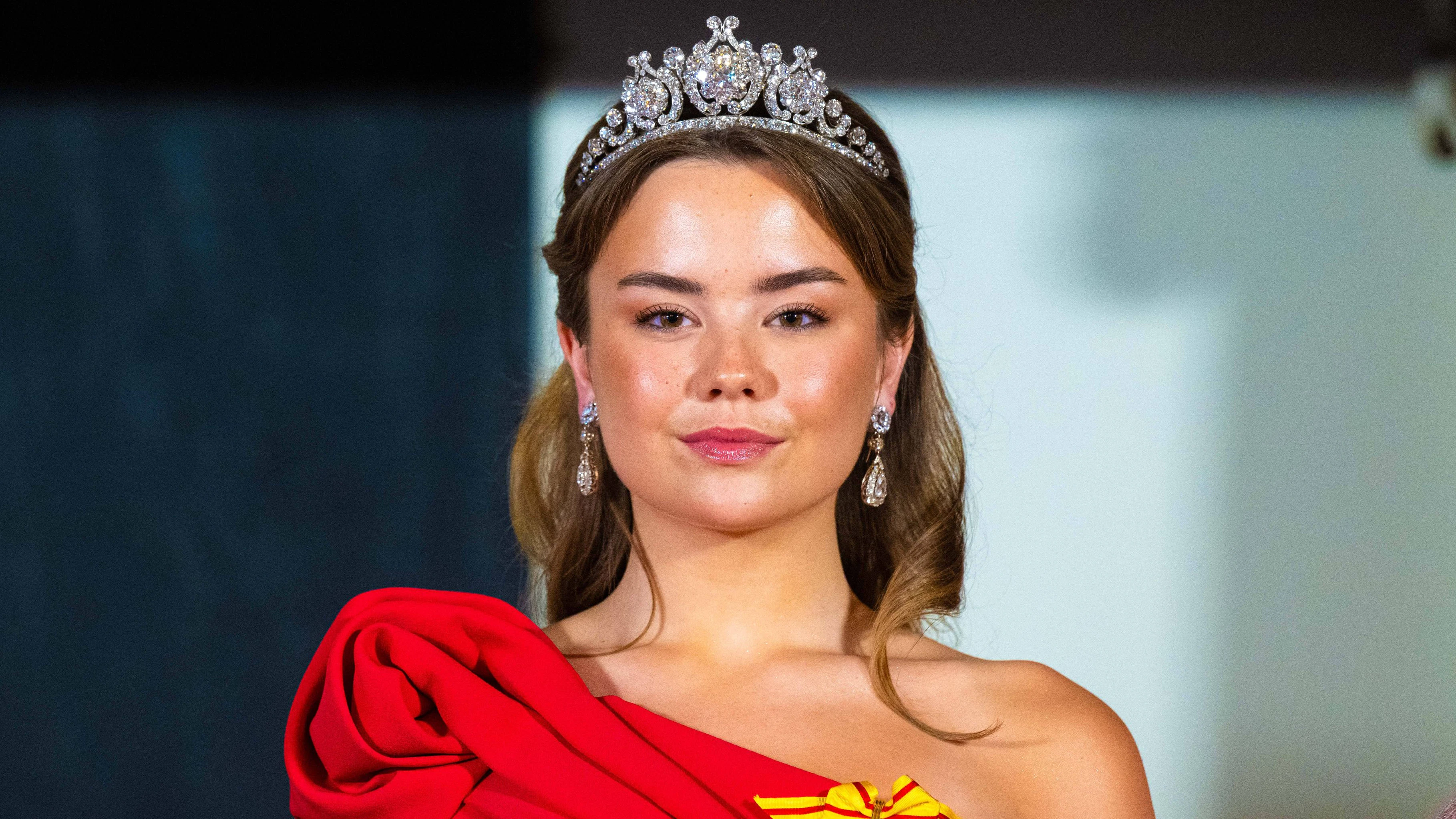 Prinzessin Ariane zieht beim Staatsbankett die Blicke auf sich.