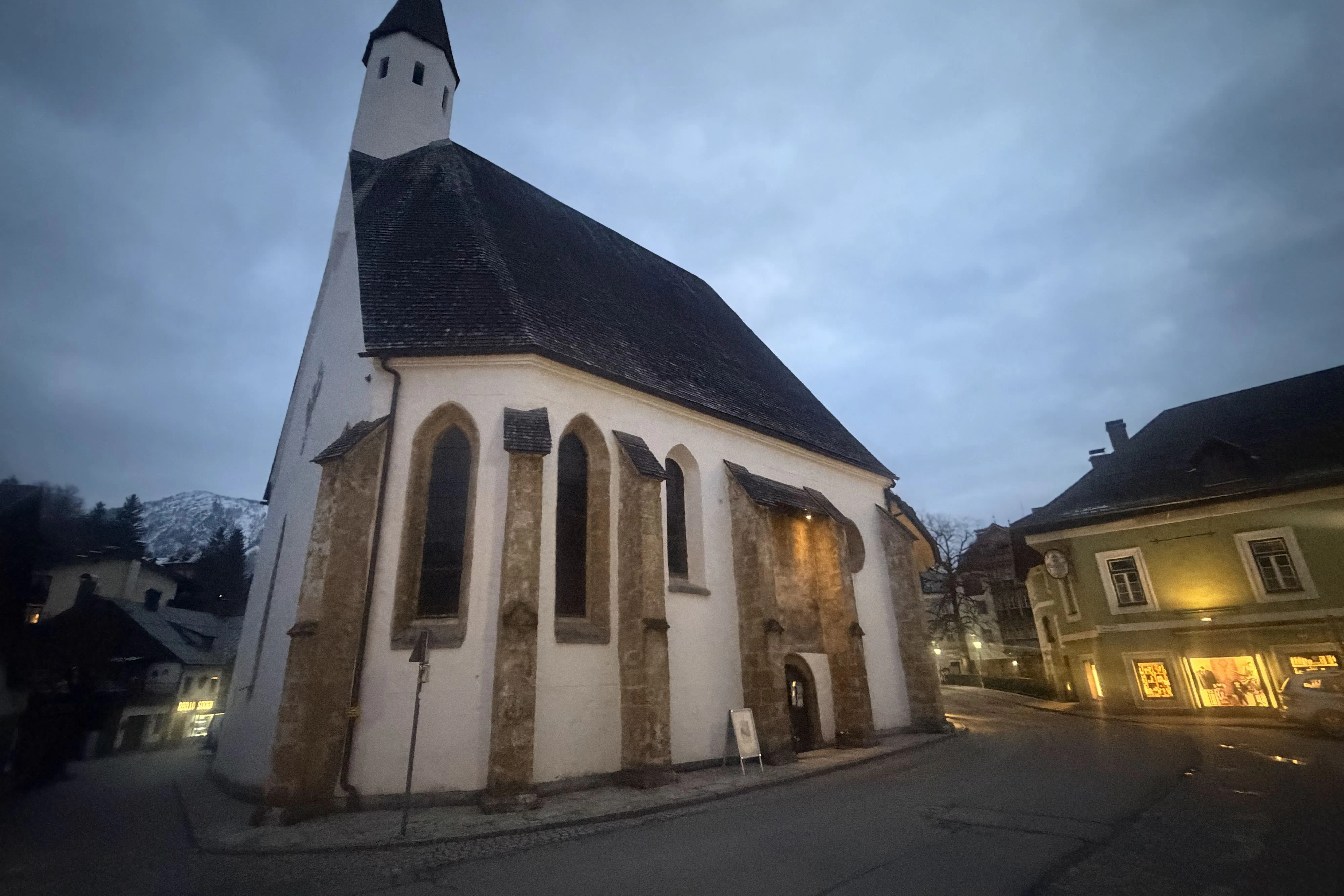 Die Spitalkirche zum Heiligen Geist, vis-a-vis am historischen Meranplatz, besonders bekannt für ihren wertvollen Gnadenstuhlaltar