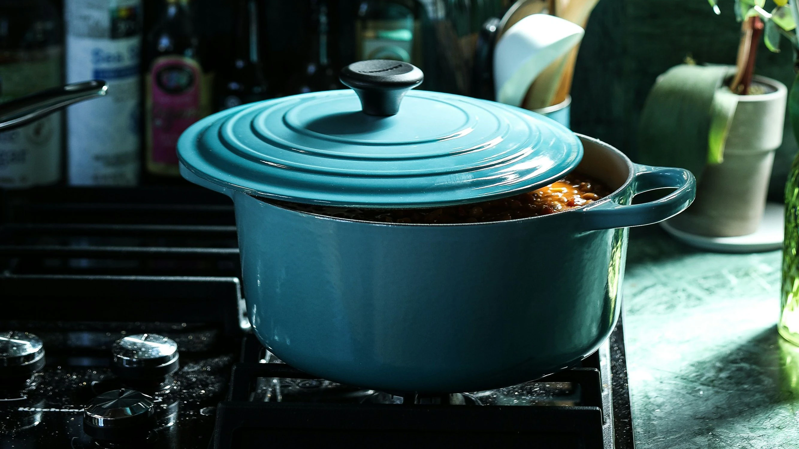 Wohin mit dem heißen Topfdeckel? Diese Frage stellt sich beim Kochen ständig.