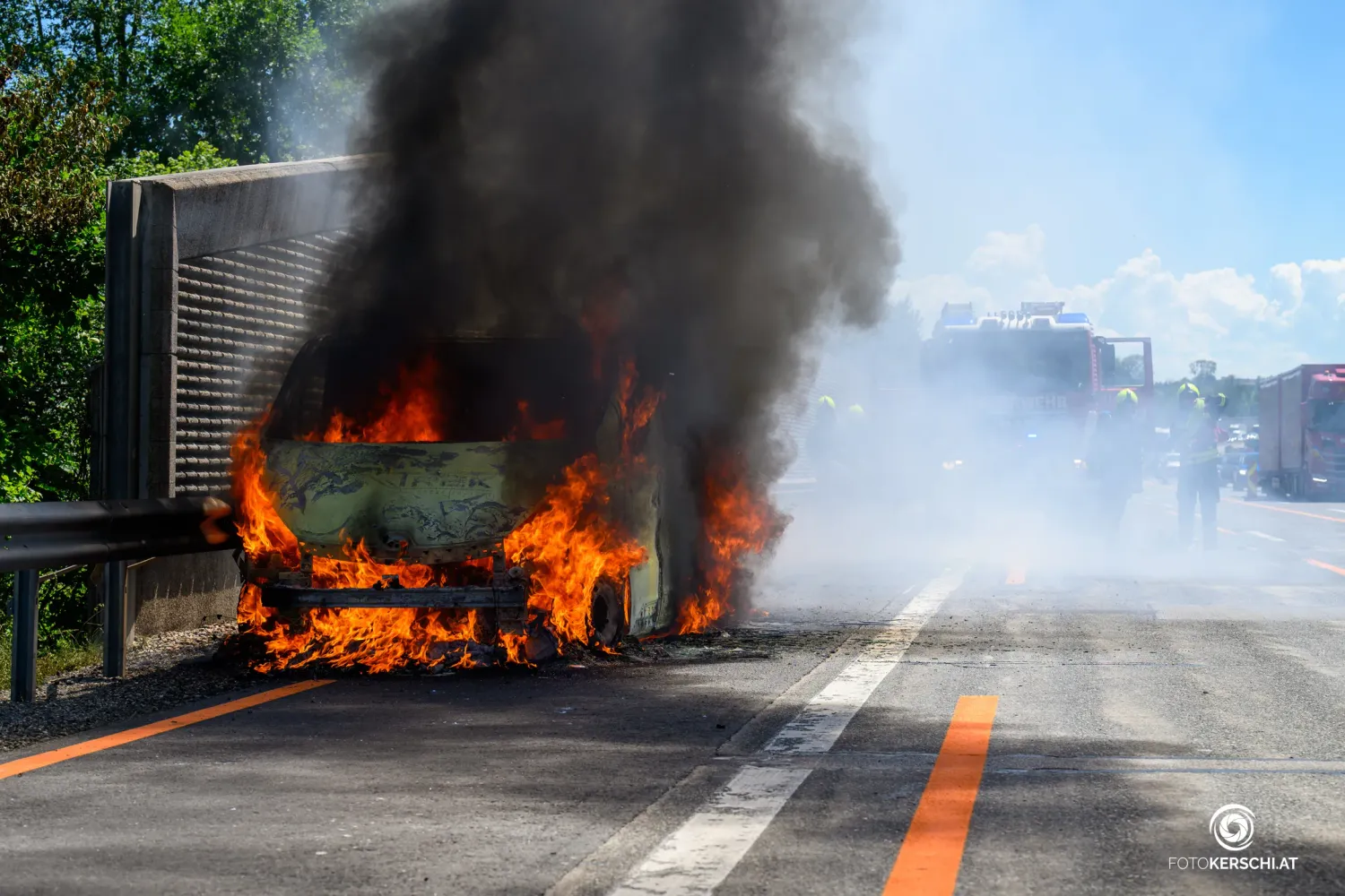Heute.at - Schock für Reisegruppe – Bus gerät auf A1 in Brand