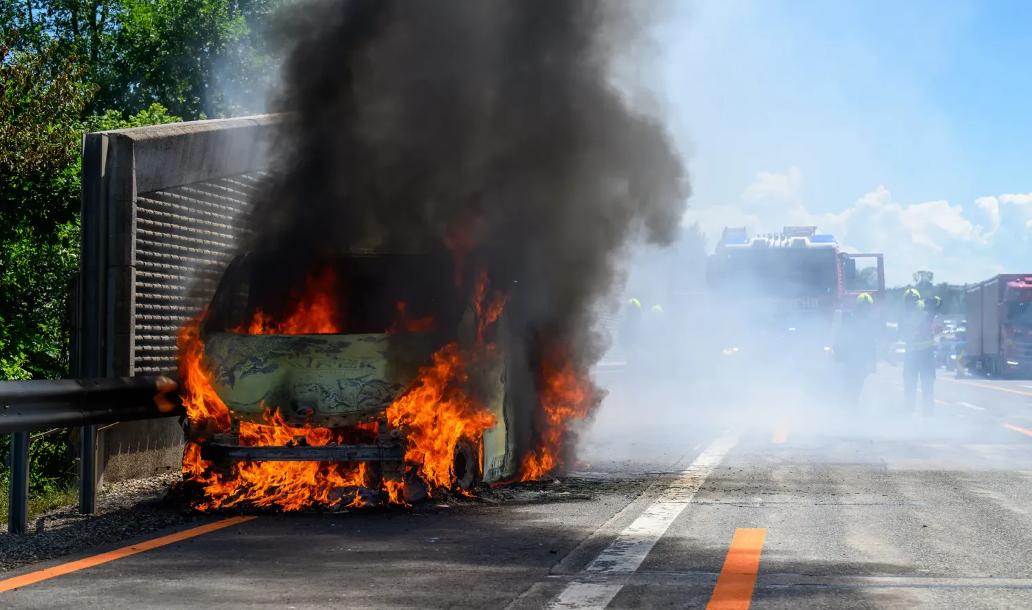 Heute.at - Schock für Reisegruppe – Bus gerät auf A1 in Brand