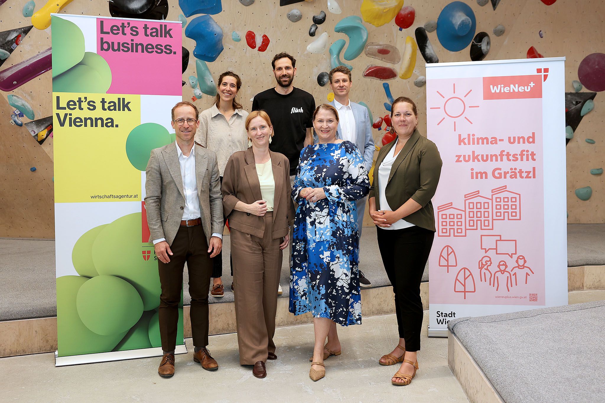 Die Stadträtinnen Barbara Novak (3.v.l.) und Elke Hanel-Torsch (2.v.l.), Dominic Weiss (1.v.l.), GF der Wirtschafsagentur Wien und die Brigittenauer Bezirksvorsteherin Christine Dubravac-Widholm (4.v.l.)