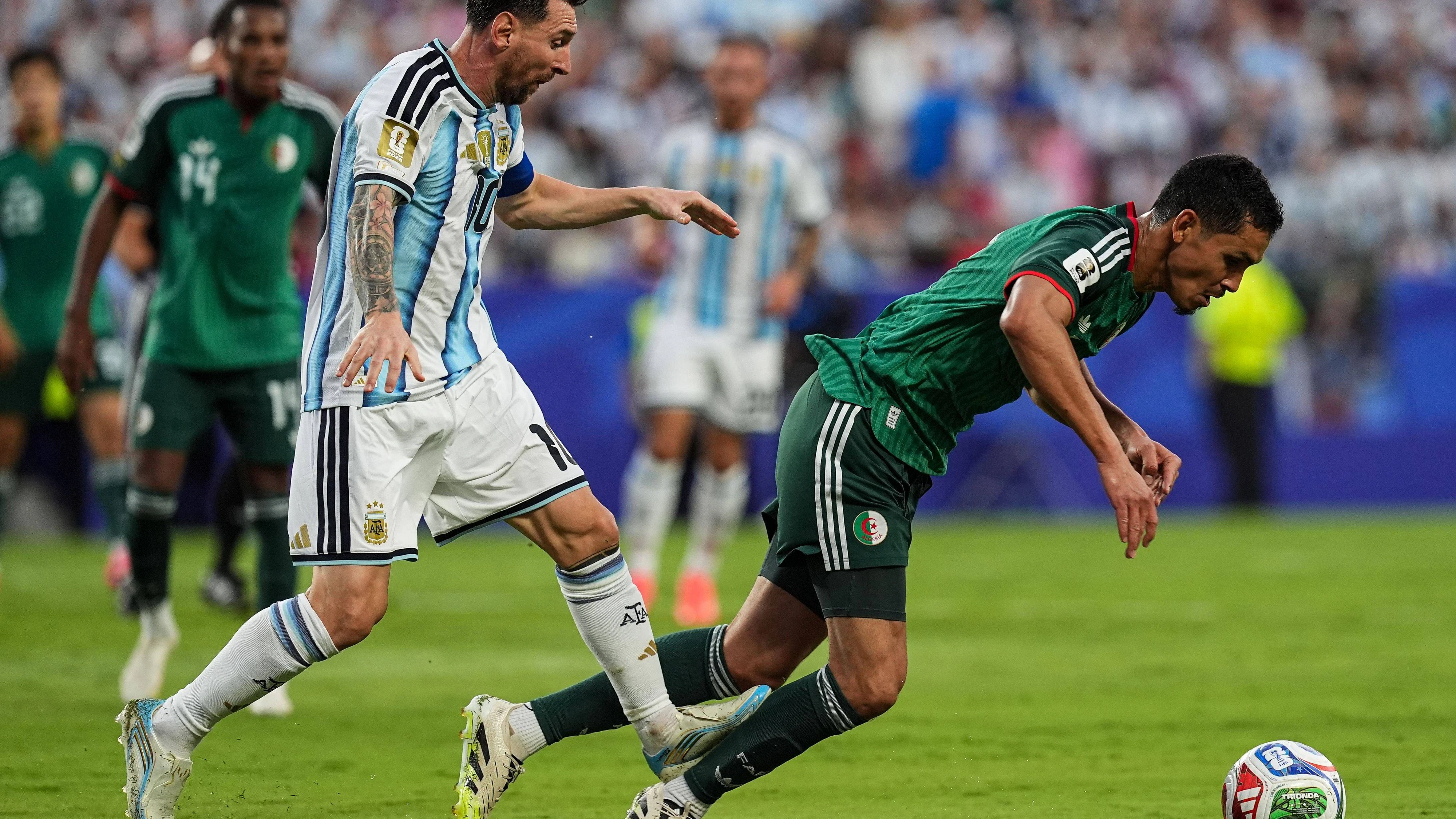 Lionel Messi mit dem Tritt gegen seinen algerischen Gegenspieler Aissa Mandi. 