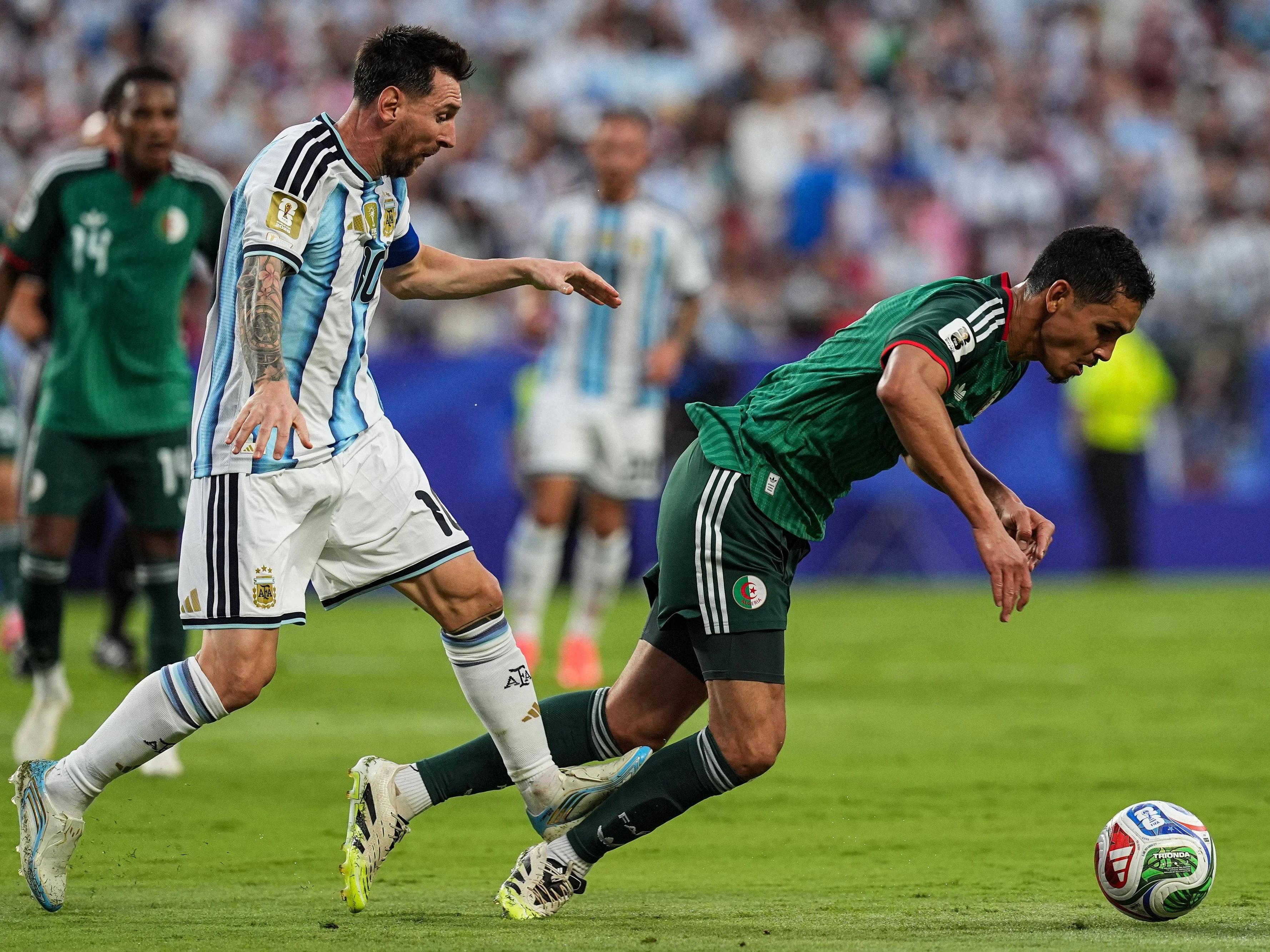 Lionel Messi mit dem Tritt gegen seinen algerischen Gegenspieler Aissa Mandi. 