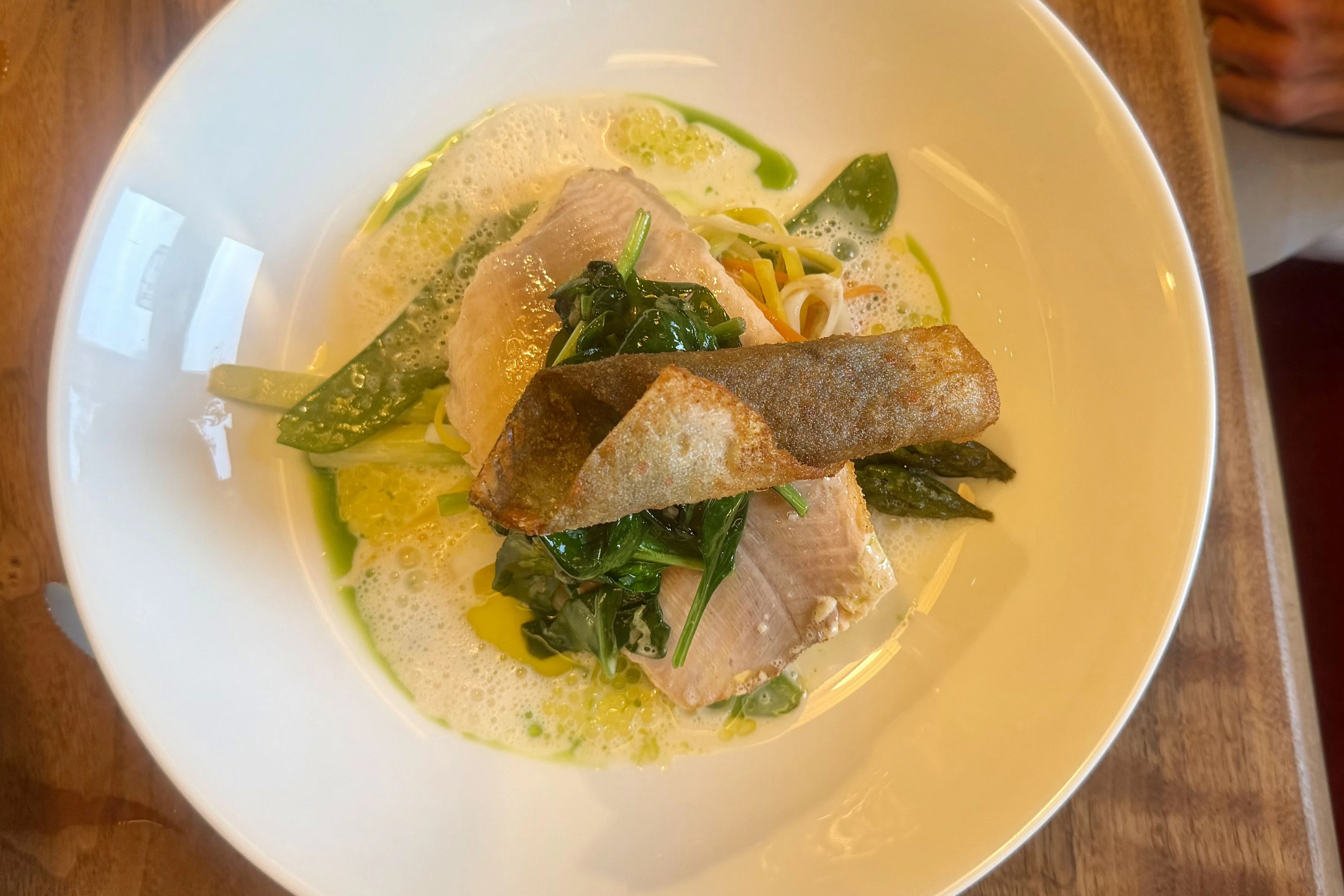 Saiblingsfilet mit Tauernroggen-Risotto und Beurre blanc: der Teller, bei dem aus Rast plötzlich Anspruch wird
