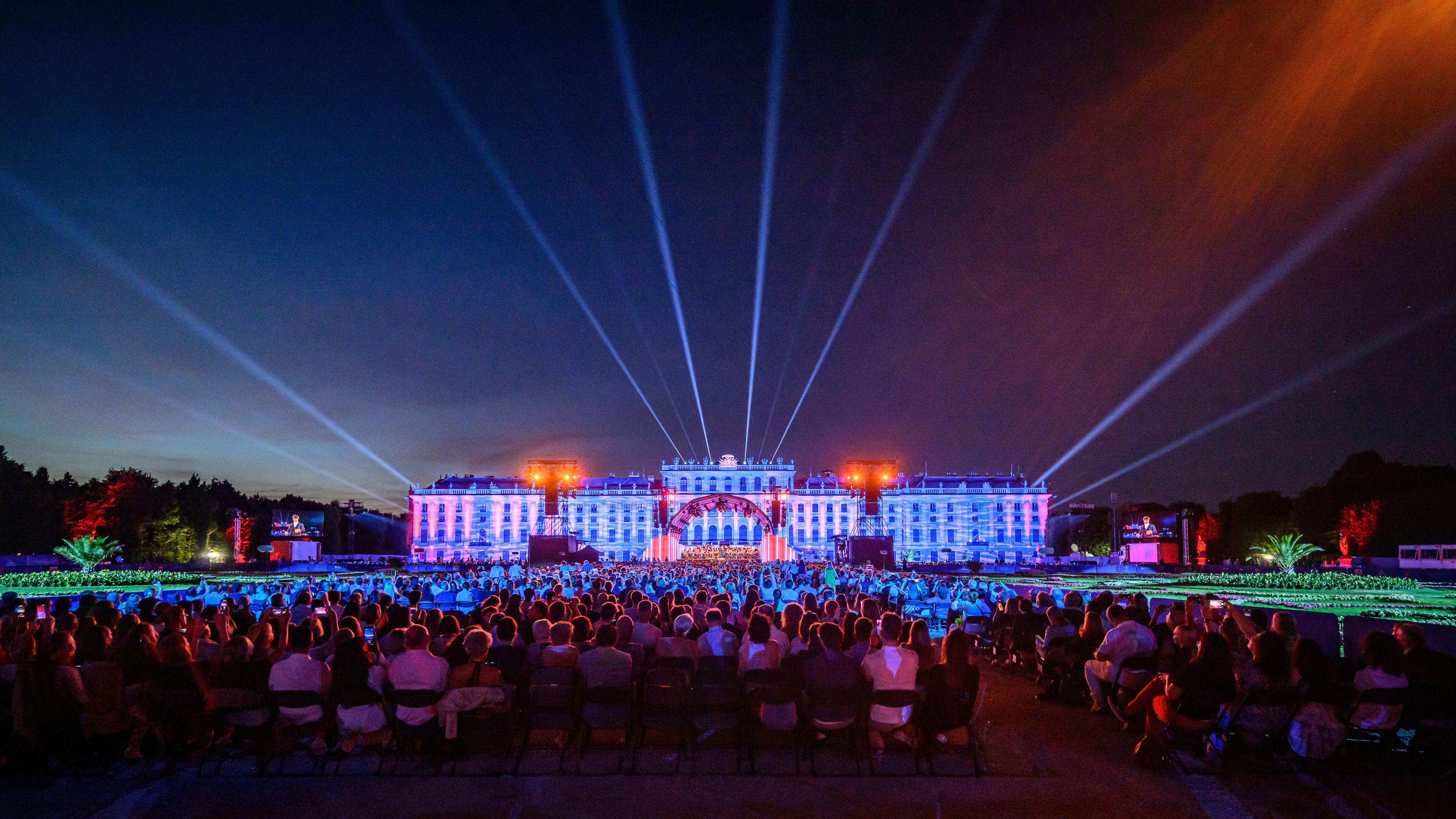 Vor der barocken Kulisse des Schlosses erlebten Tausende Besucher eine musikalische Reise durch Oper, Operette, Symphonik, Ballett und Musical.