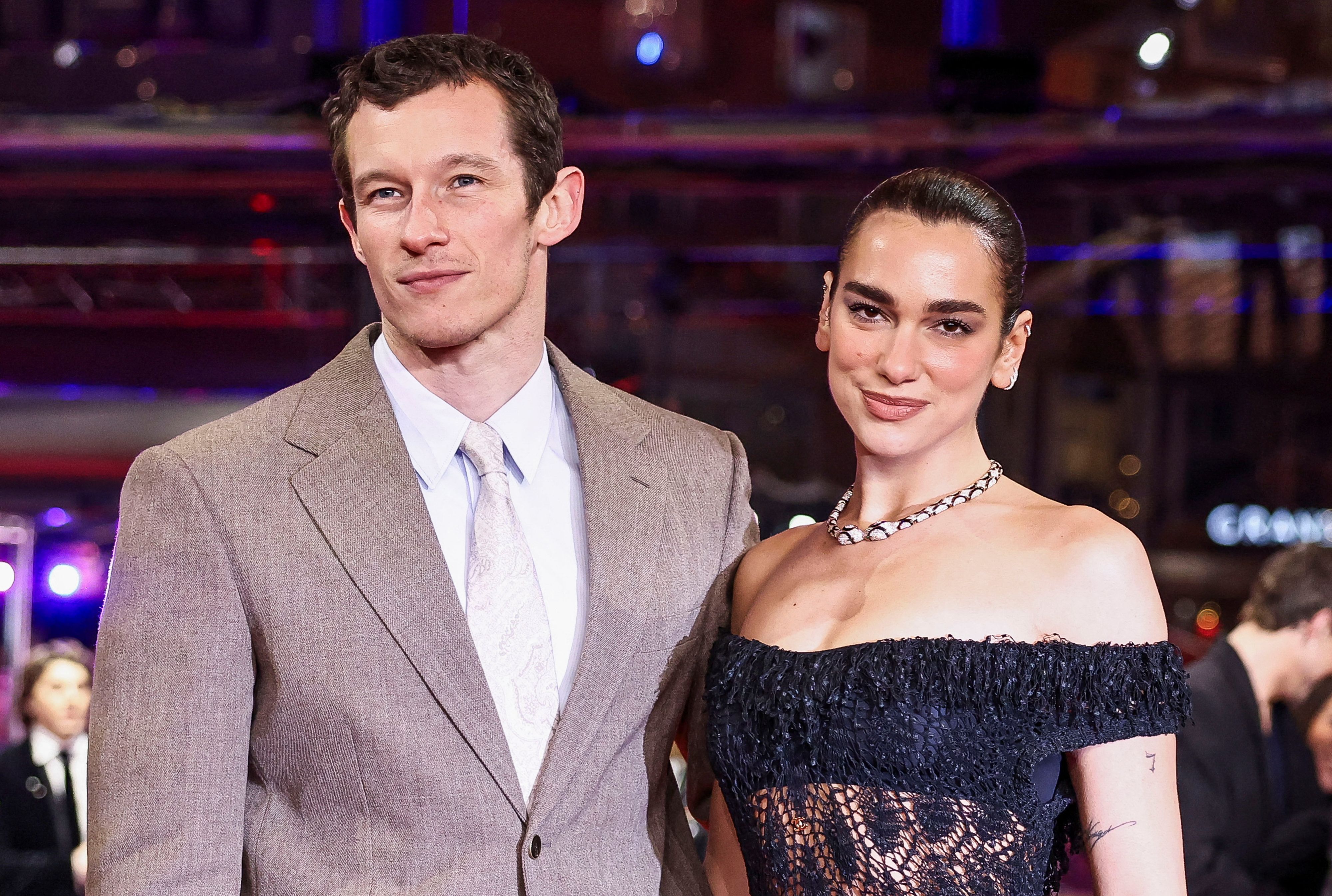 <strong>Dua Lipa</strong> und <strong>Callum Turner</strong> machten aus ihrer Hochzeit ein Versteckspiel - bis jetzt.