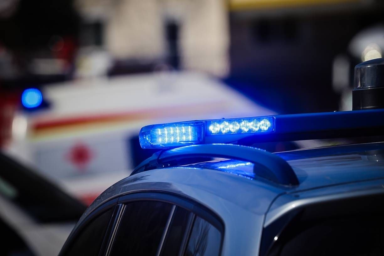 Mehrere Polizeistreifen stehen im Großeinsatz. (Symbolbild)