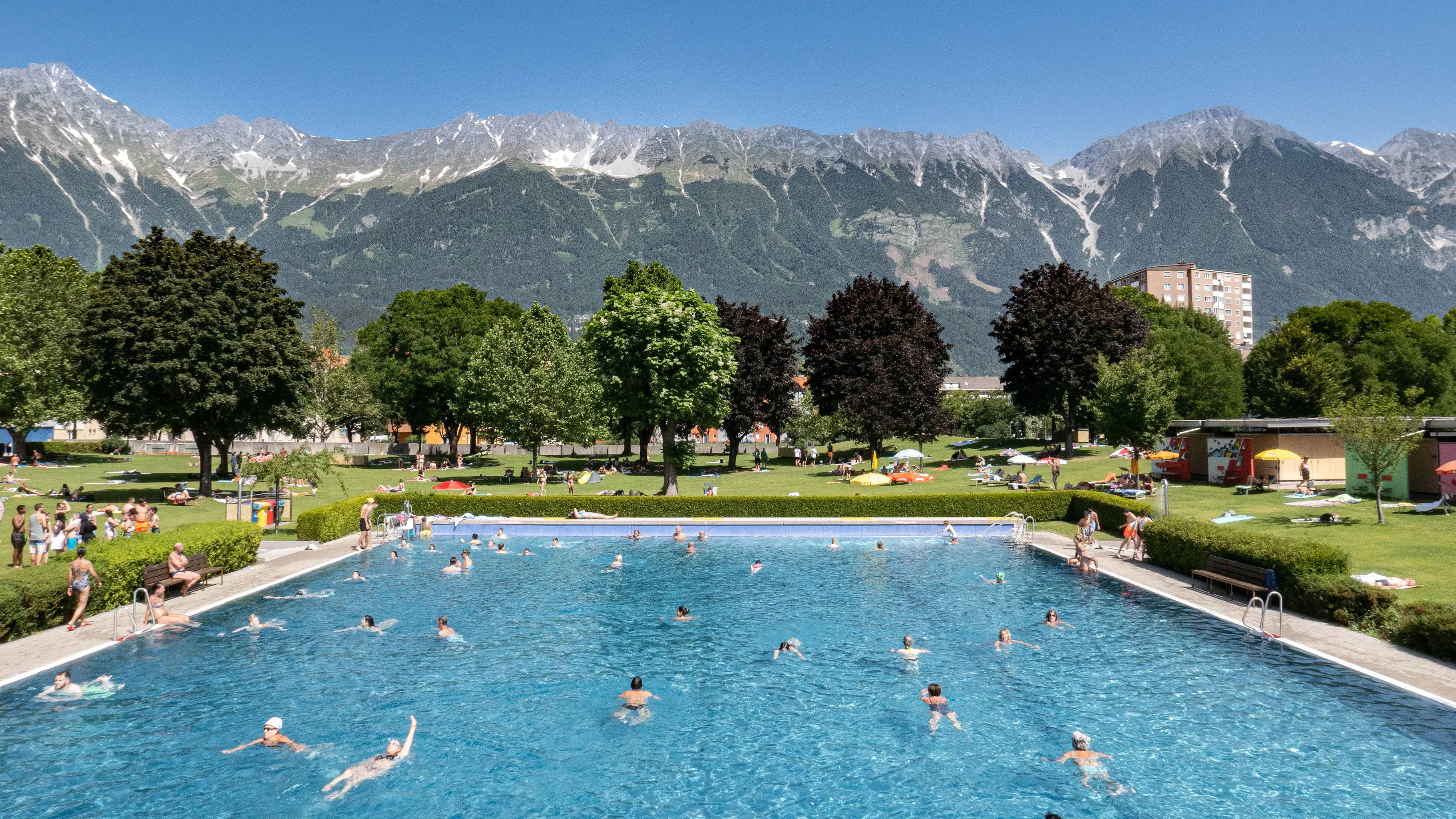 Blick auf das Tivoli-Freibad in Innsbruck und seine Liegewiese. Im Hintergrund die Nordkette.