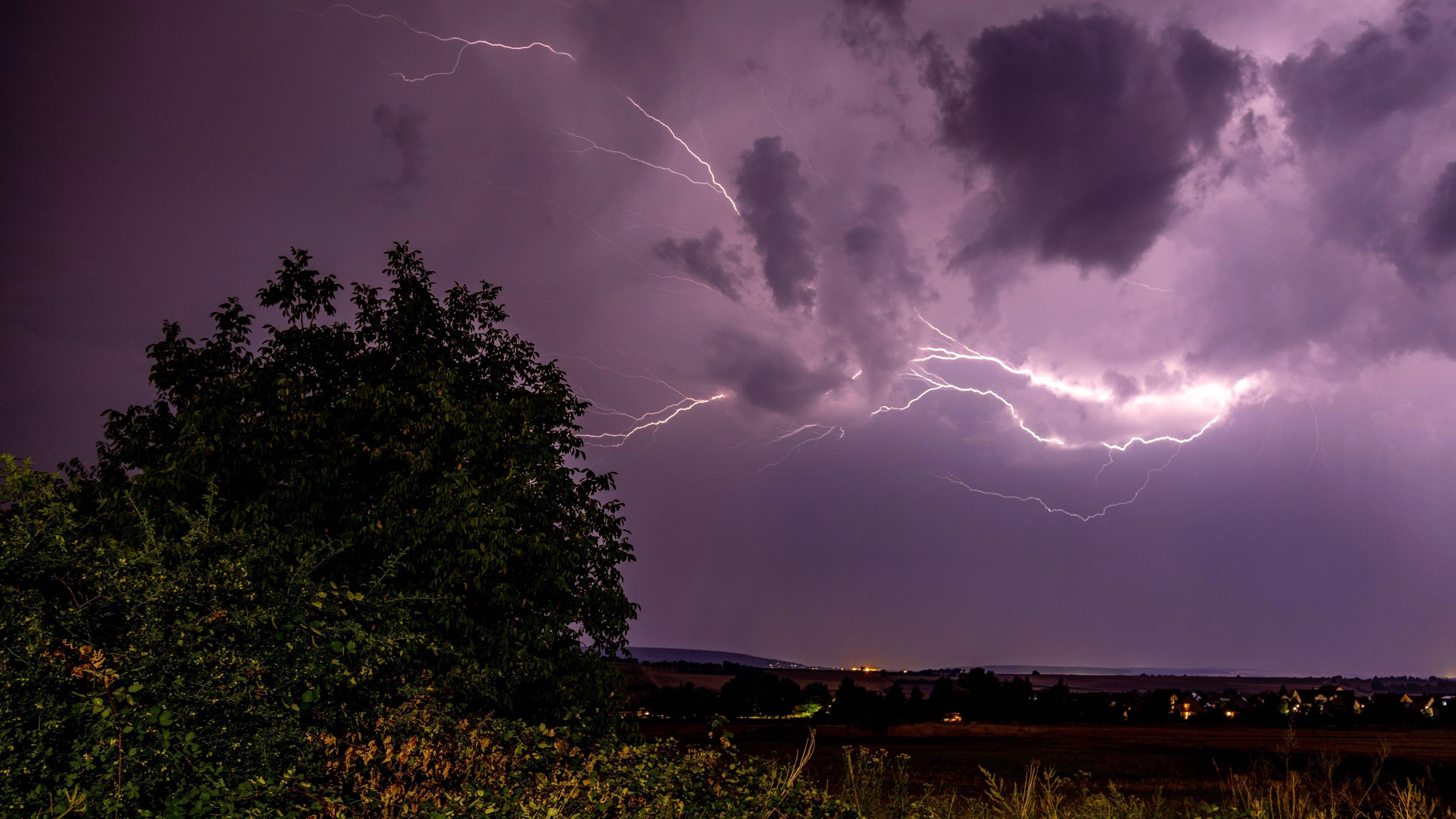 Schwere Unwetter fegen am Samstagnachmittag durch Österreich. Auch in Wien wird vor Hagel und Gewittern gewarnt. (Symbolbild)