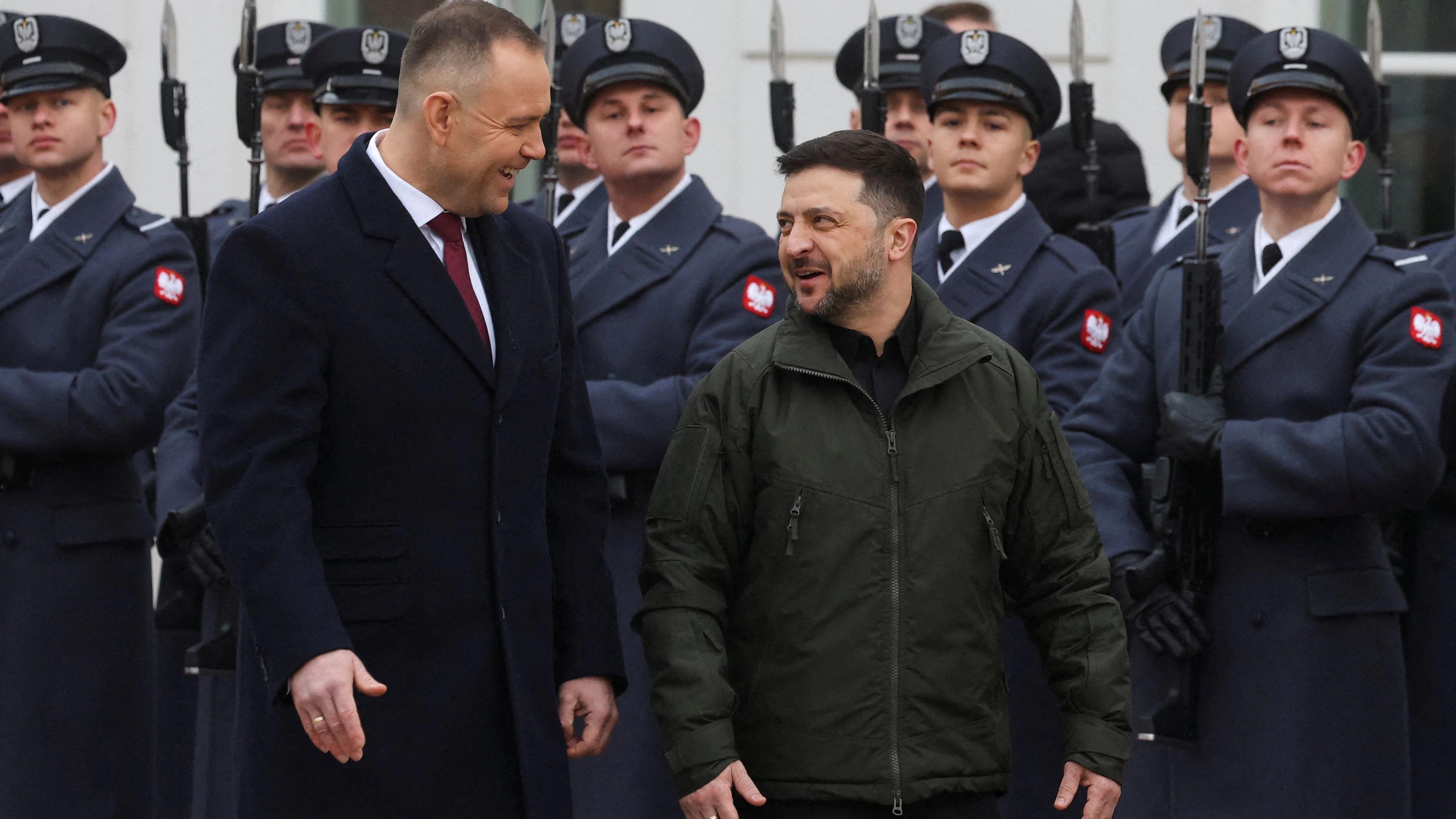 Polish President Karol Nawrocki and Ukrainian President Volodymyr Zelenskiy chat after inspecting a guard of honour during a welcoming ceremony at the courtyard of the Presidential Palace in Warsaw, Poland, December 19, 2025. REUTERS/Kacper Pempel     TPX IMAGES OF THE DAY     