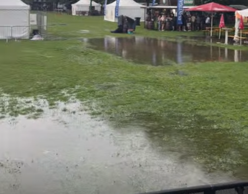 Beim Grazer Augartenfest steht die komplette Festwiese unter Wasser.