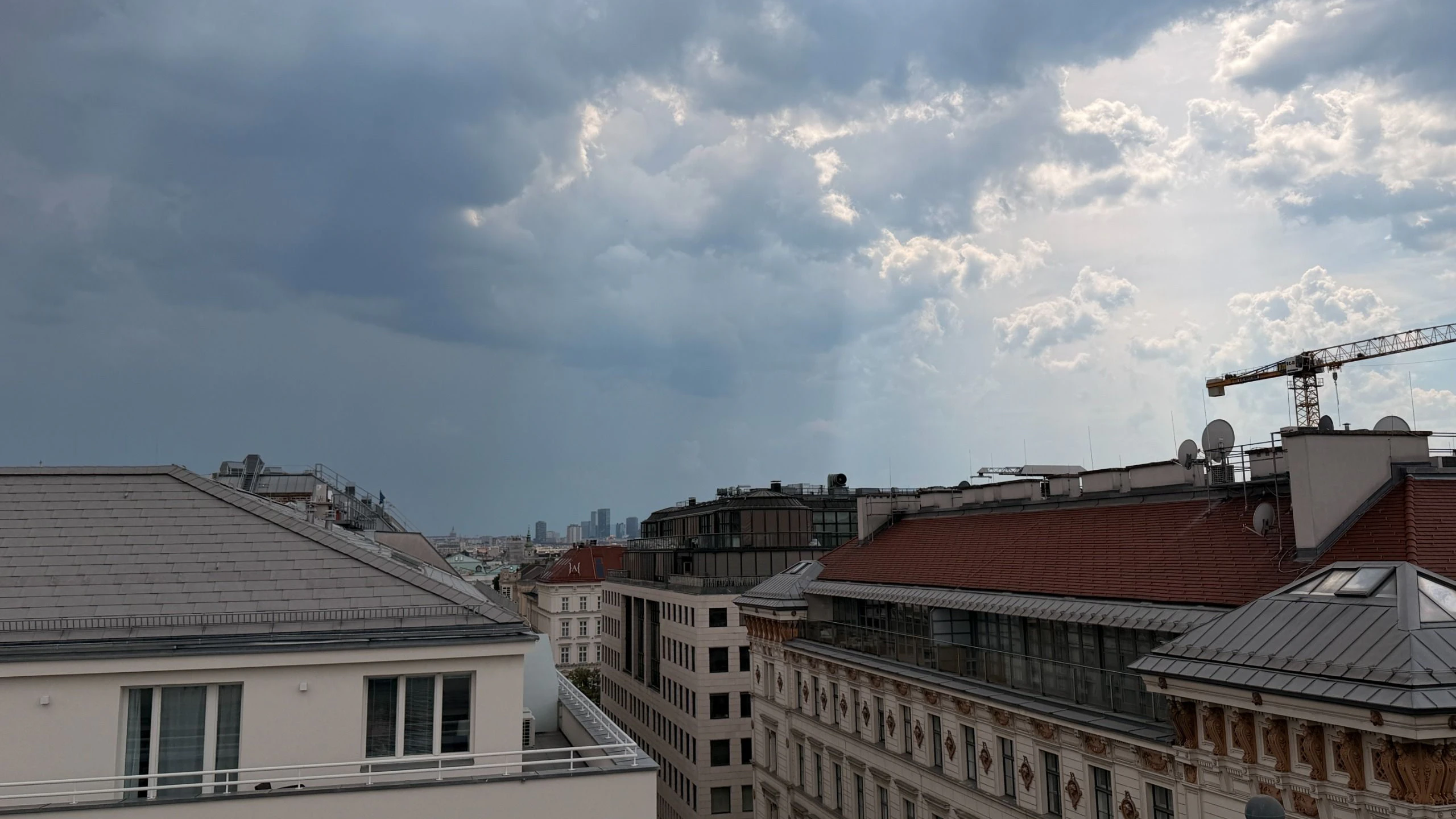 Dunkle Wolken über Wien am Samstagnachmittag, 20. Juni 2026