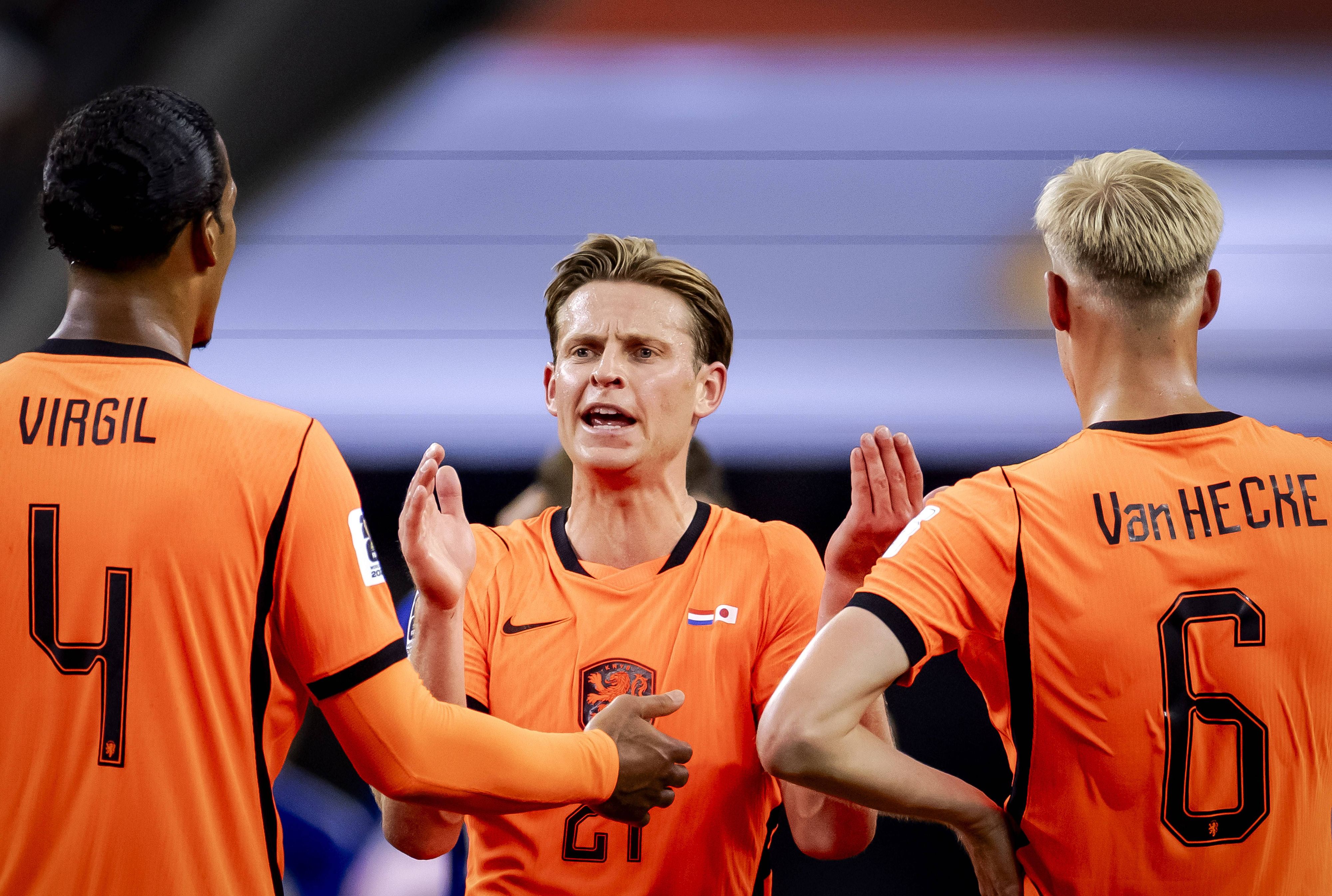 Frenkie de Jong im Gespräch mit seinen Teamkollegen. 
