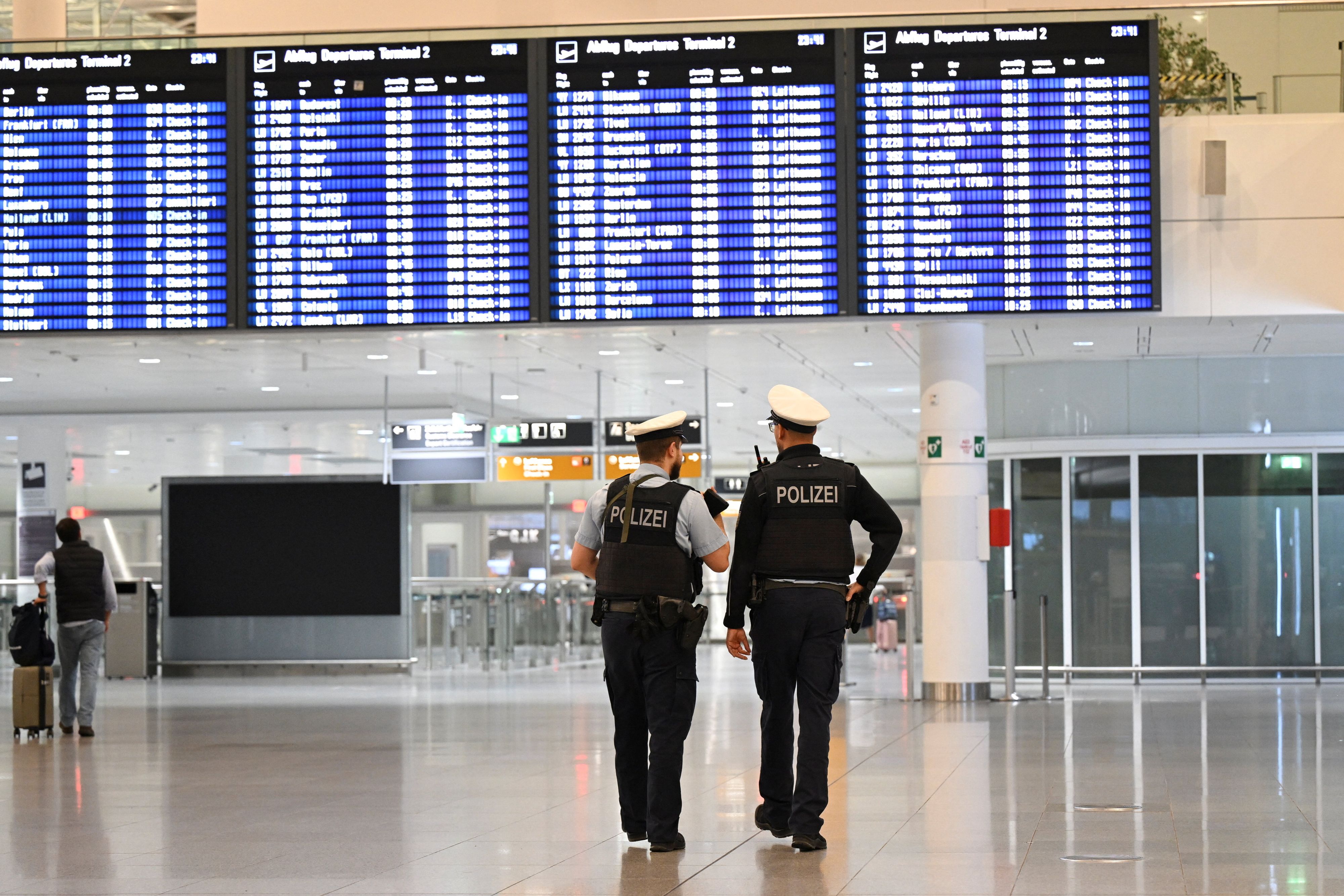 Polizeieinsatz am Flughafen (Symbolfoto)