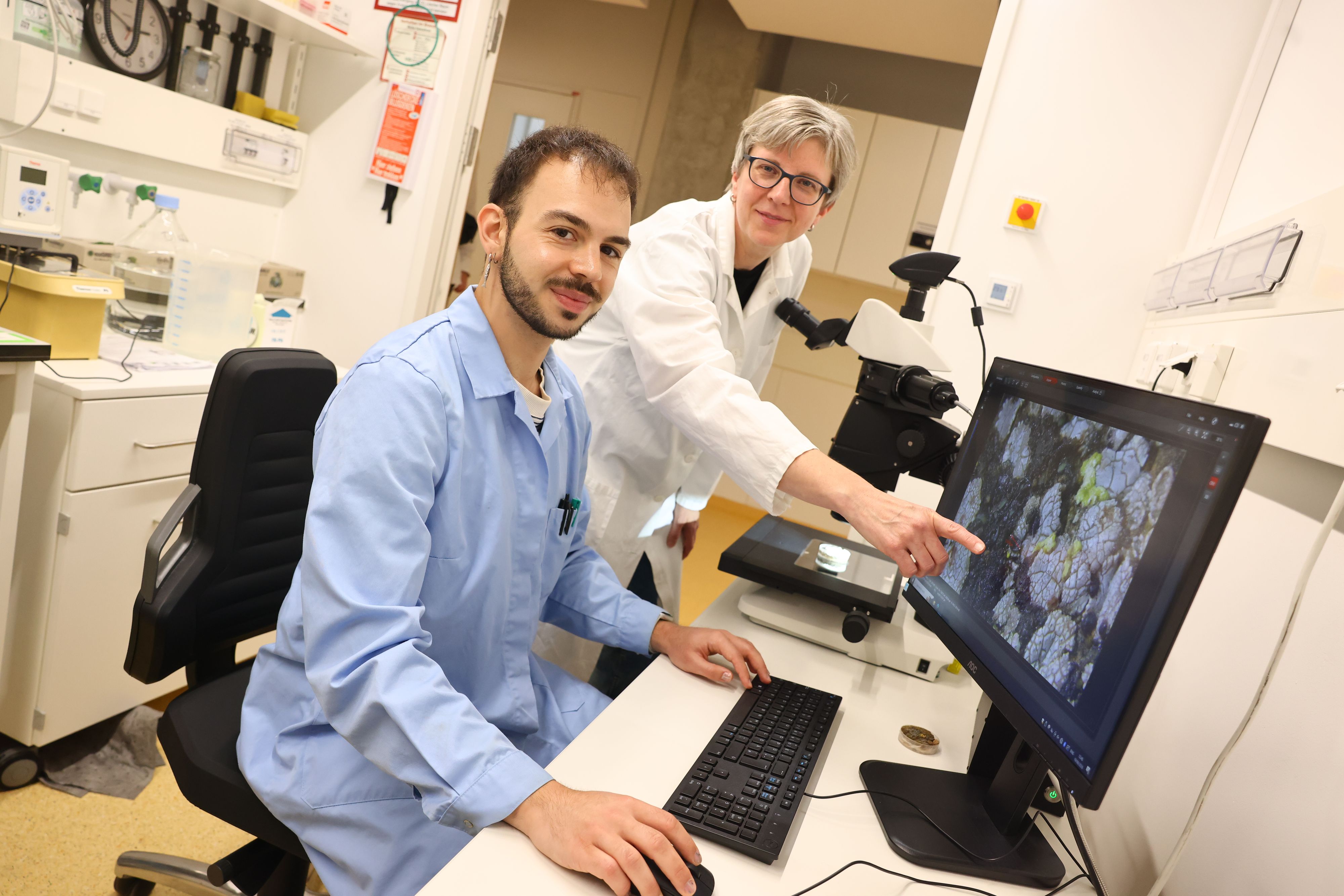 Prof. Dagmar Wöbken und Doktorand André Carvalho Araújo von der Uni Wien forschen mit ihrem Team zum Mikrobiom in der Negev Wüste (Israel) und der Tabernas-Wüste (Südostspanien).