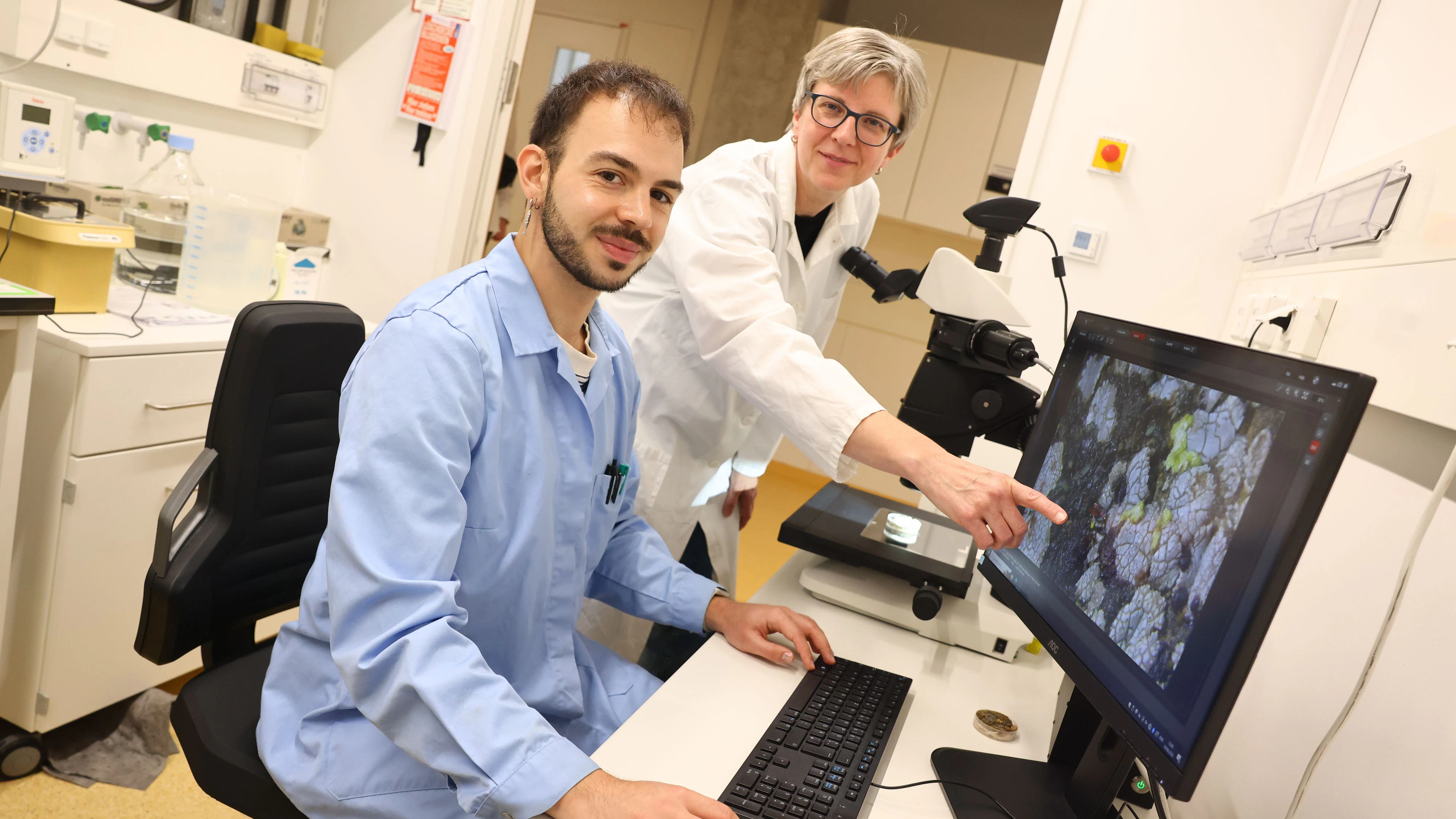 Prof. Dagmar Wöbken und Doktorand André Carvalho Araújo von der Uni Wien forschen mit ihrem Team zum Mikrobiom in der Negev Wüste (Israel) und der Tabernas-Wüste (Südostspanien).
