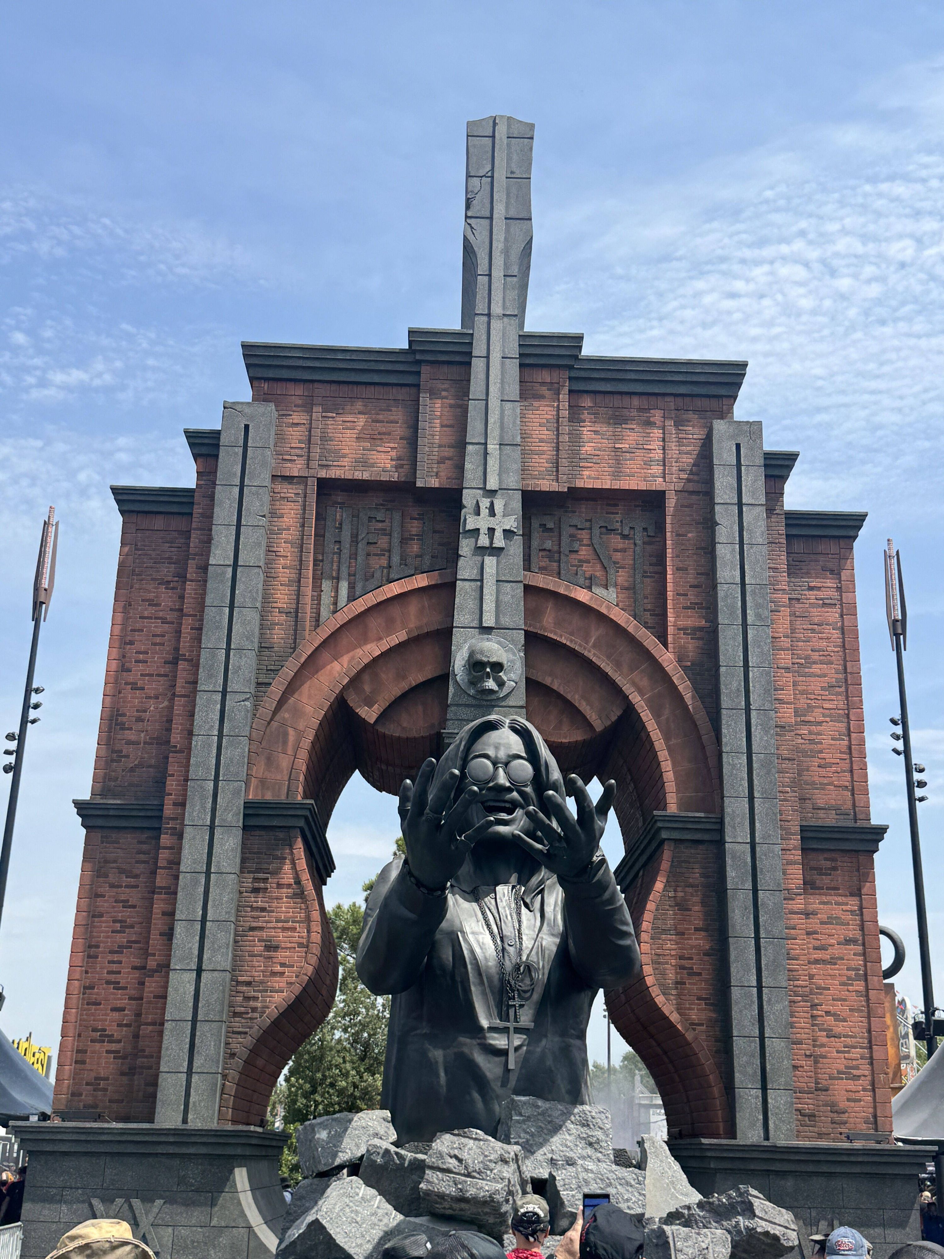 Heute.at - Ozzy-Osbourne-Statue feierlich am Hellfest enthüllt