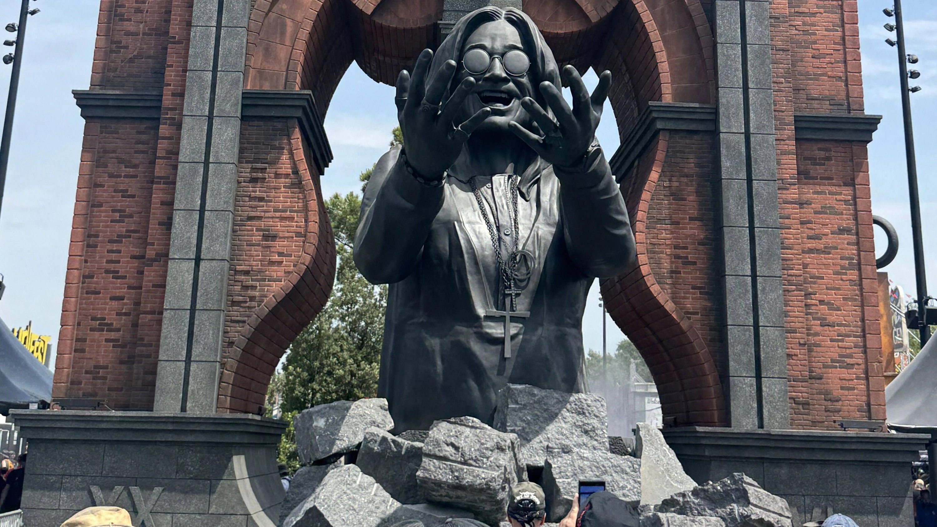 Heute.at - Ozzy-Osbourne-Statue feierlich am Hellfest enthüllt