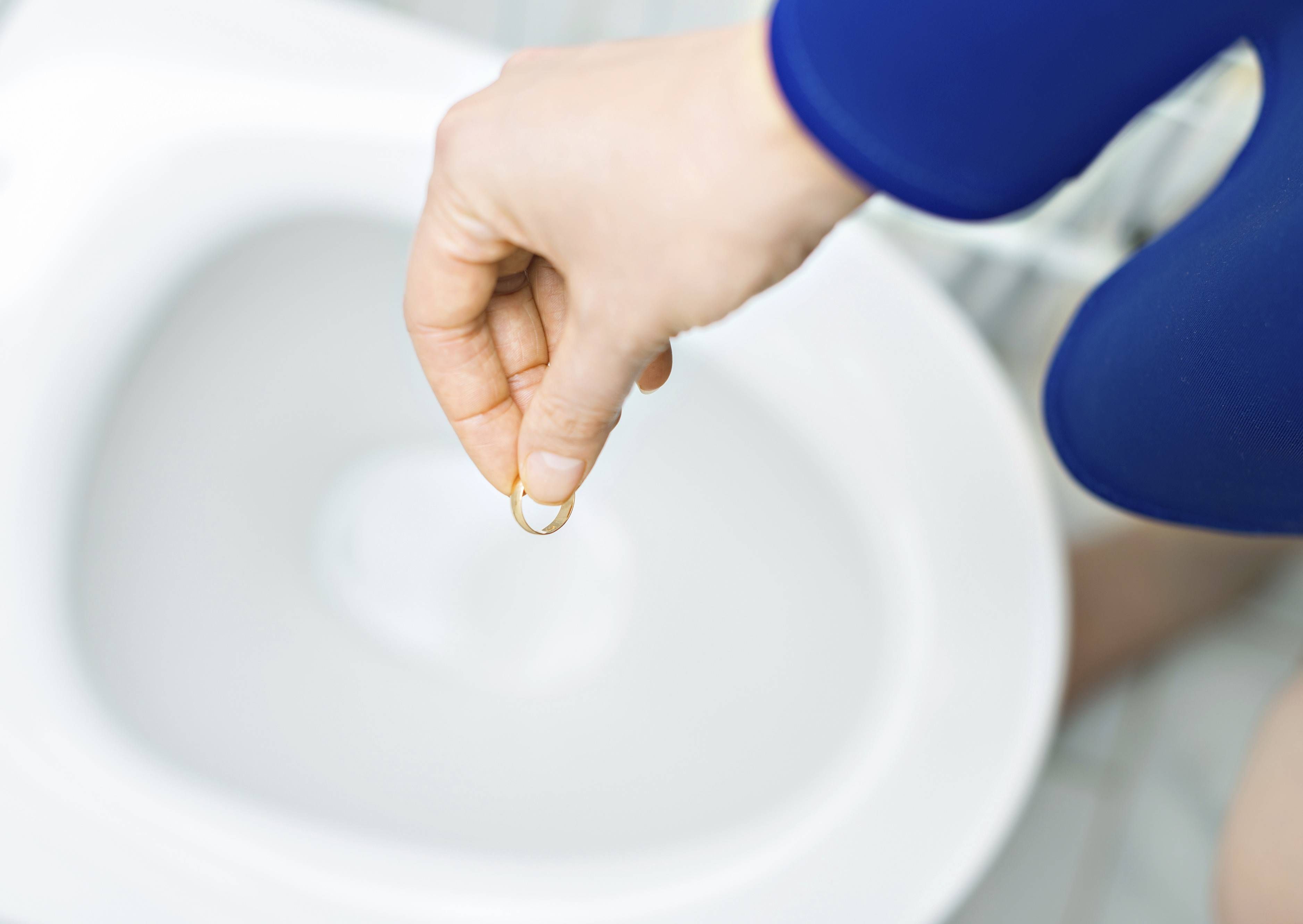 Die Frau verlor ihren Ehering versehentlich in der Toilette eines Spas – jetzt tauchte er plötzlich wieder auf. (Symbolbild)