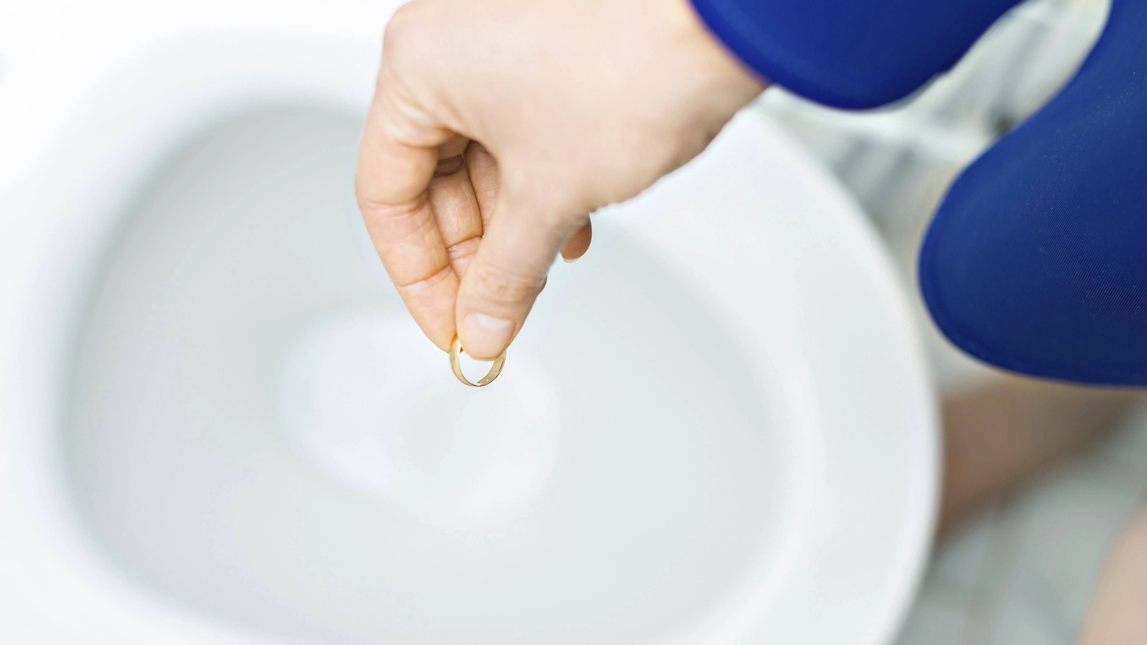 Scheidungskonzept. Frau wirft ihren Ehering in die Toilette Divorce concept. Woman throwing her wedding ring in the toilet Copyright: imageBROKER/DMITRIxMARUTA ibxiqx13910123.jpg ,model released, Symbolfoto ,property released Bitte beachten Sie die gesetzlichen Bestimmungen des deutschen Urheberrechtes hinsichtlich der Namensnennung des Fotografen im direkten Umfeld der Veröffentlichung