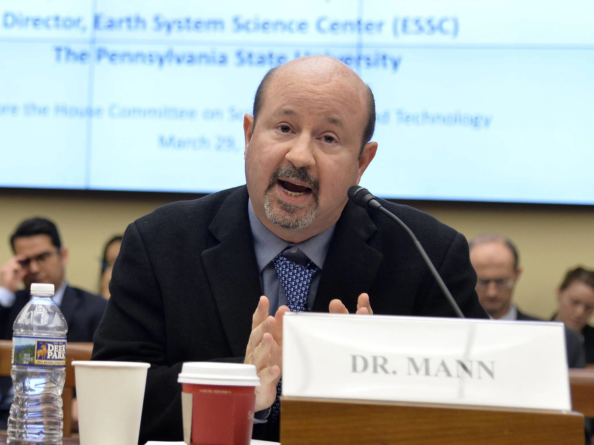 Prof. Michael Mann von der Pennsylvania State University im Rahmen einer Anhörung zum Klimawandel vor dem Ausschuss für Wissenschaft, Raumfahrt und Technologie des Repräsentantenhauses in Washington, D.C., 2017.
