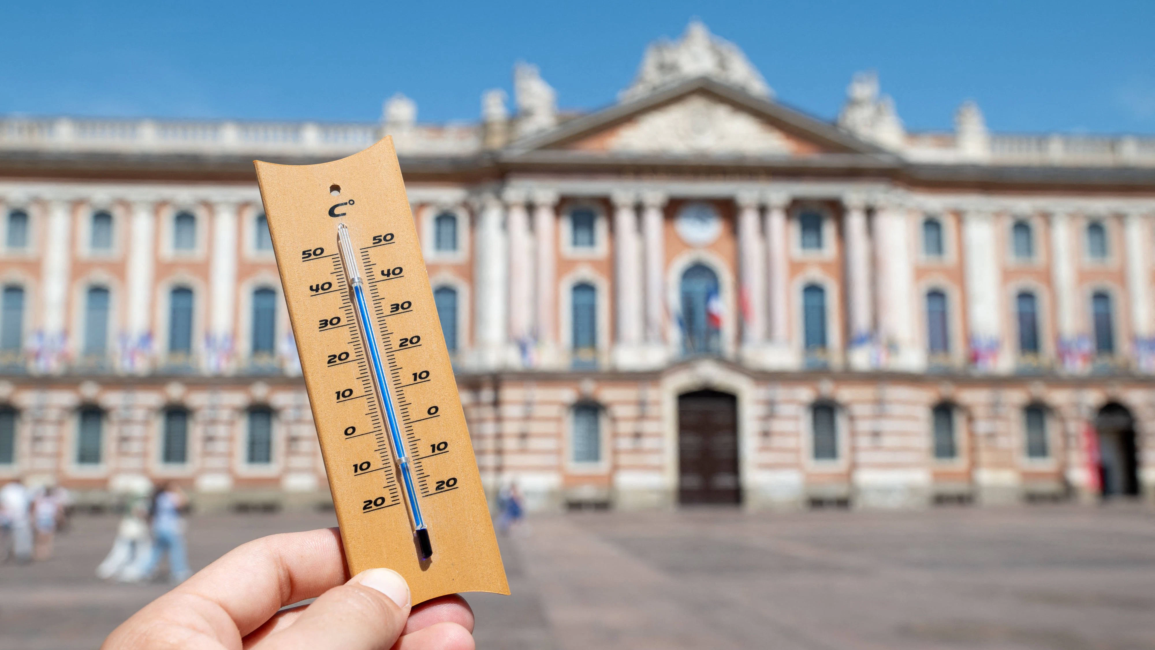 Hitzewelle! Frankreich schwitzt bei Temperaturen jenseits der 40 Grad. Im Bild ein Thermometer am Capitole in Toulouse, 20. Juni 2026. 