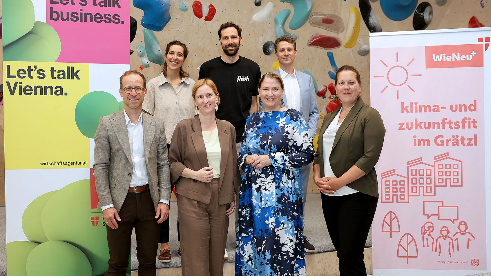 Vize-Bürgermeisterin Barbara Novak, Stadträtin Elke Hanel-Torsch, Bezirkschefin Christine Dubravac-Widholm und  Dominic Weiss, Chef der Wirtschafsagentur Wien in der Boulderhalle.
