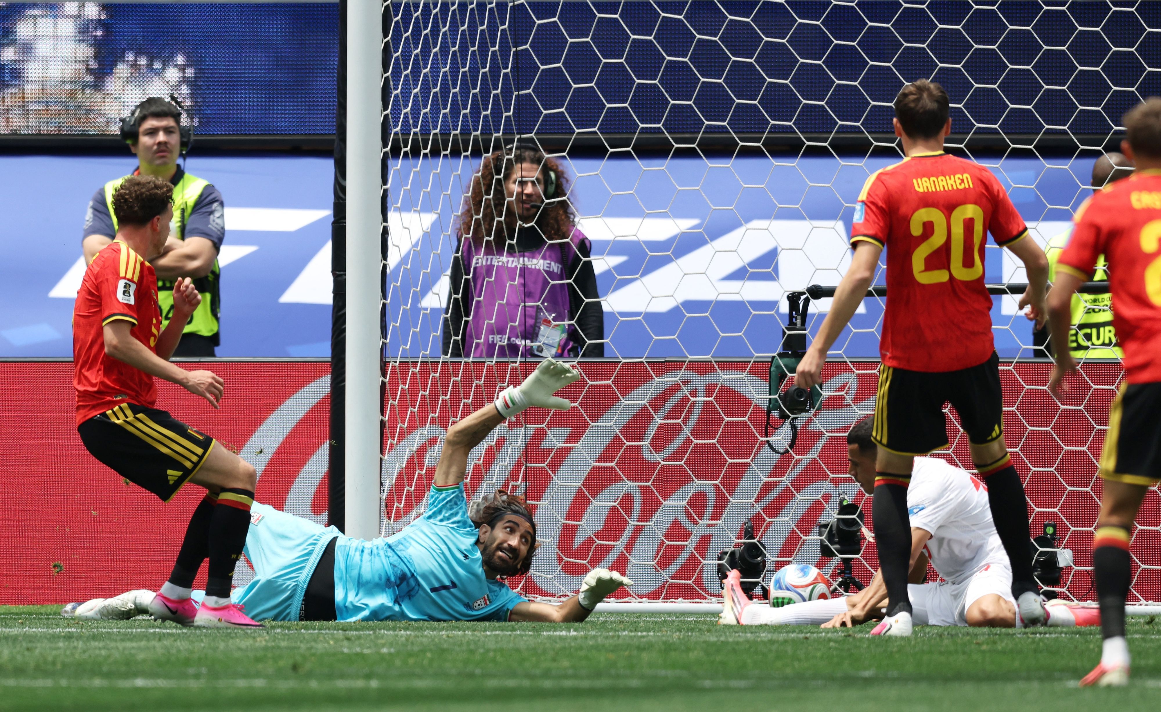 Alireza Beiranvand mit der Glanzparade gegen Maxim De Cuyper