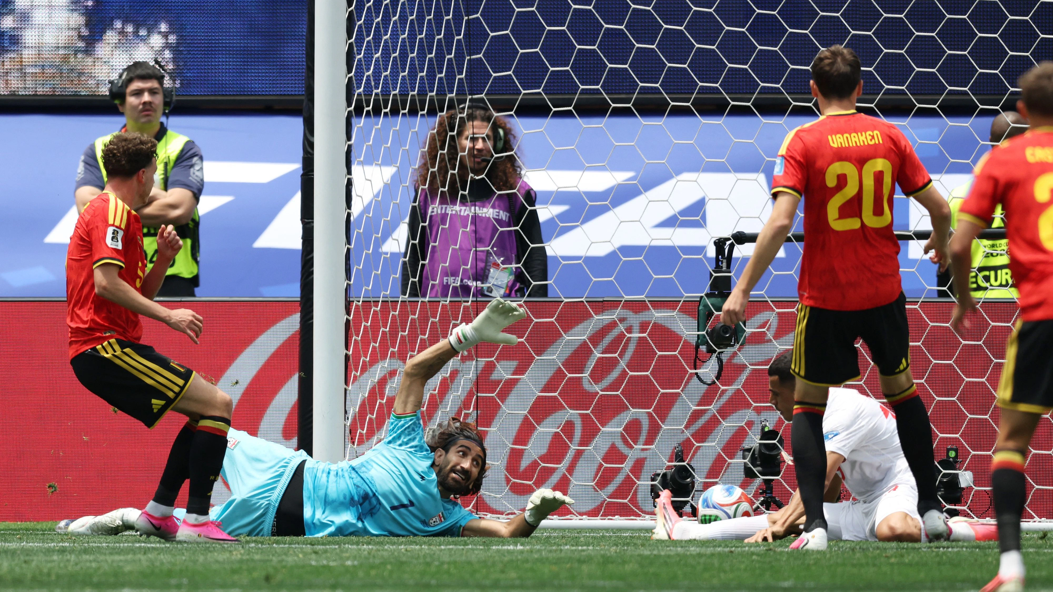 Alireza Beiranvand mit der Glanzparade gegen Maxim De Cuyper