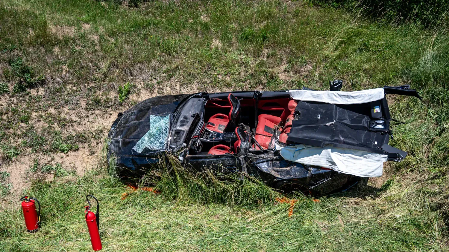 Die Feuerwehr musste das Dacht entfernen, um die Jugendlichen aus dem Wrack zu befreien.