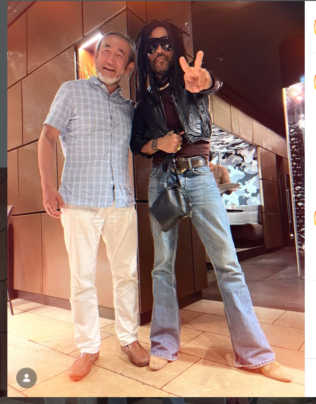 Shiki-Inhaber Joji Hattori mit Lenny Kravitz 
