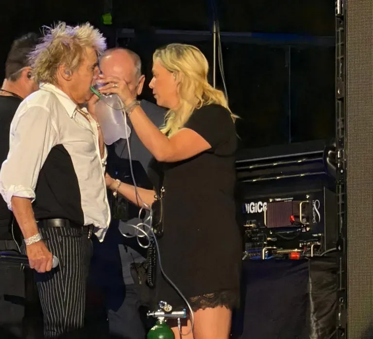 Rod Stewart musste sich mit Sauerstoff helfen lassen.