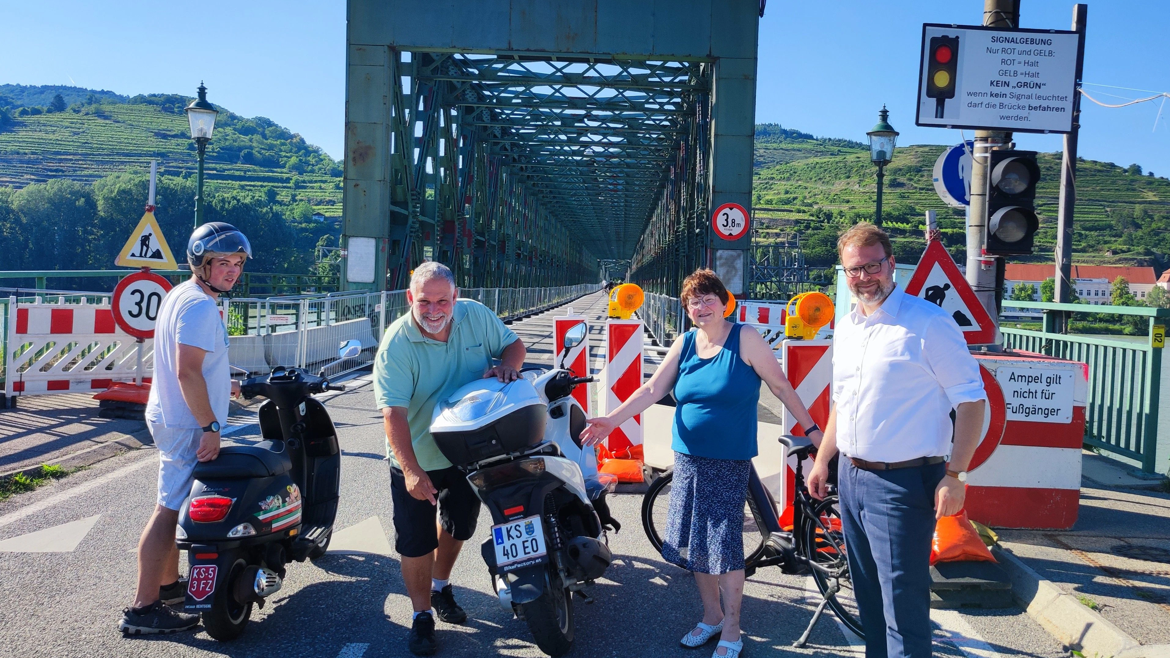 (v.l.n.r): VP-Vize Bürgermeister Dr. Florian Kamleitner (r.), Stadtparteiobmann Martin Sedelmaier (2.v.l.) und Gemeinderätin Edith Gruber (2.v.r.)